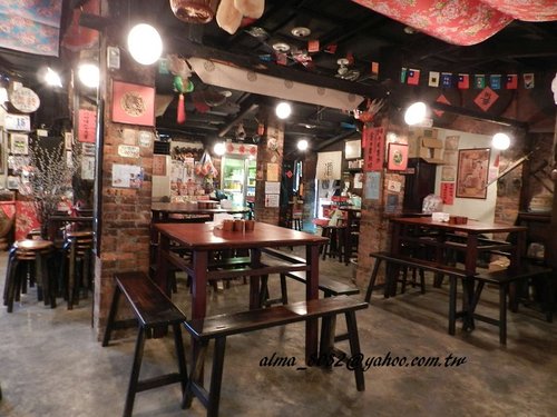 復古餐廳,摸油湯,炒過貓,熱炒,紅土土豆,芙蓉蛋,芹菜牛肉,蒼蠅頭,豬油拌飯,香菇筍湯,鹹酥蝦 復古餐廳,摸油湯,炒過貓,熱炒,紅土土豆,芙蓉蛋,芹菜牛肉,蒼蠅頭,豬油拌飯,香菇筍湯,鹹酥蝦