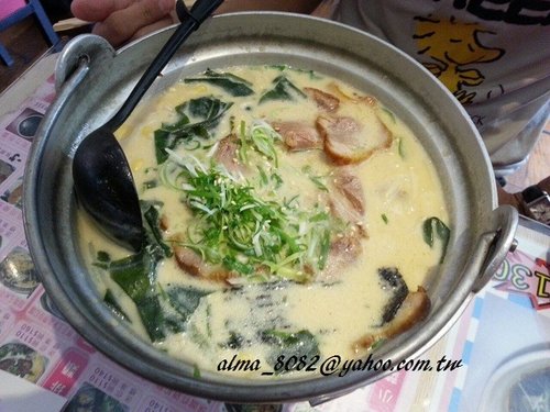 博多拉麵,博多炸雞,小潘潘鳳梨酥,真大尾大魷魚,華西街夜市,飛碟燒,鮮蝦可樂餅 博多拉麵,博多炸雞,小潘潘鳳梨酥,真大尾大魷魚,華西街夜市,飛碟燒,鮮蝦可樂餅