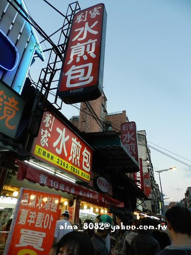 三角脆皮紅豆餅,劉家水煎包,墾丁蛋蛋,曼谷燒便當,珍記豬血糕,老蔡水煎包,鶯歌老街古窯燒披薩