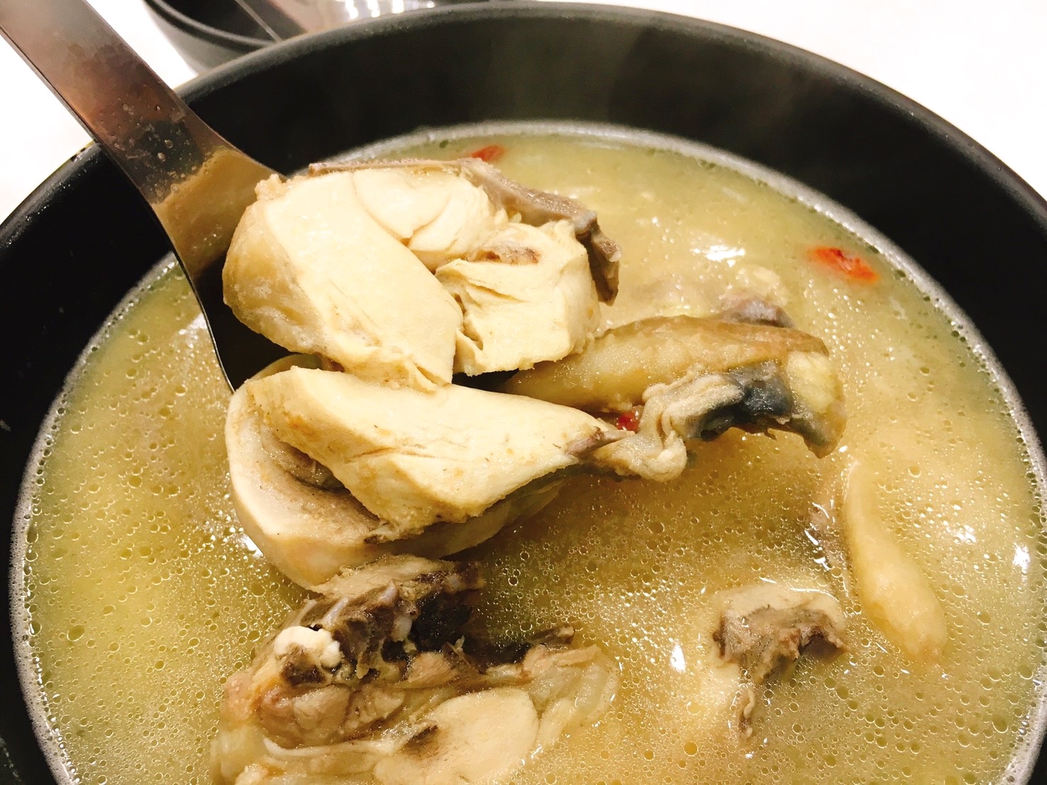 【桃園 台G店】南平路分店補一下。香醇好喝的蒜頭雞湯