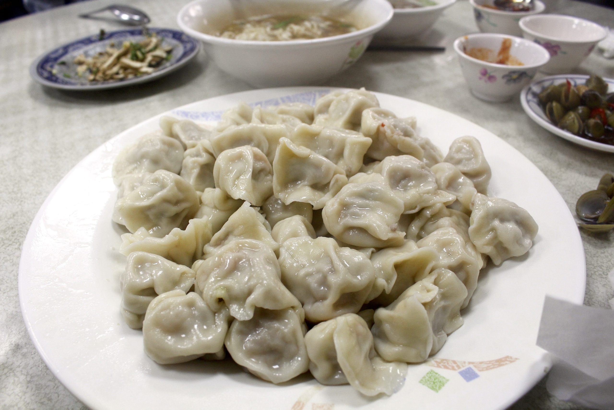 【台中 吃喝玩樂】2018秋冬IG打卡點。超人氣盛東餃子店！逢甲平價阿文熱炒