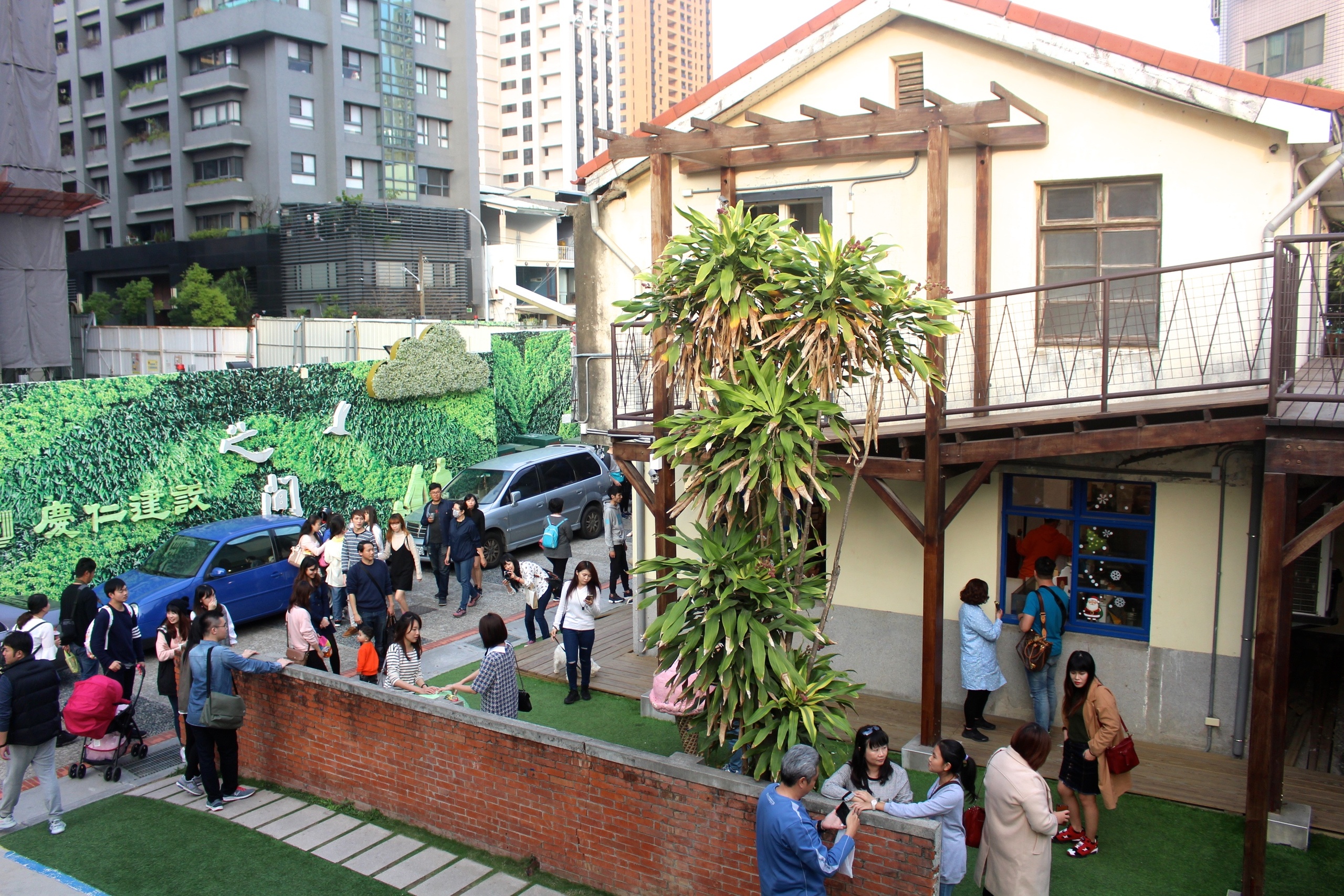 【台中 吃喝玩樂】2018秋冬IG打卡點。超人氣盛東餃子店！逢甲平價阿文熱炒