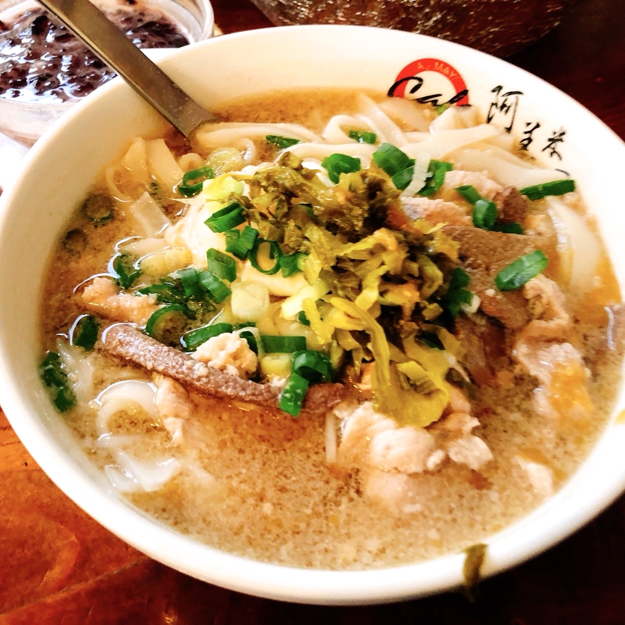 【桃園 阿美米干】龍岡超人氣雲南料理。每種都想吃一點就是擺滿桌!
