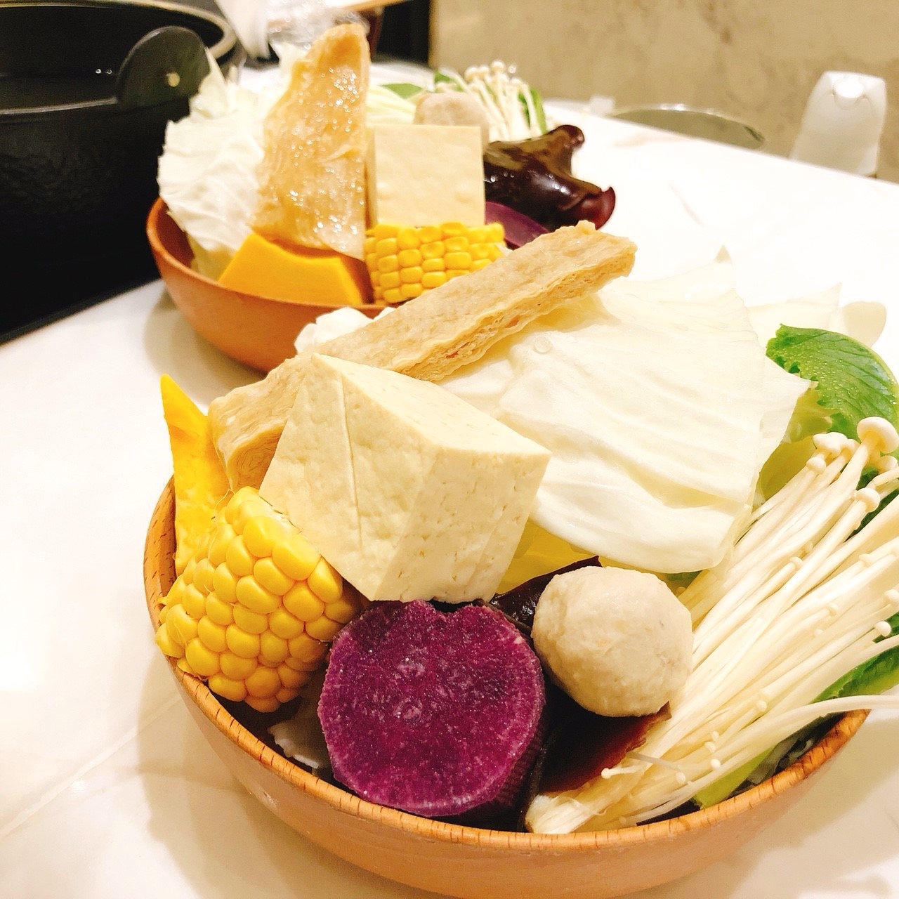 【桃園 樸食鍋物 PU SHI】低調藏身大樓文青鍋物。三小時熬煮湯頭搭配有機菜盤、新鮮食材