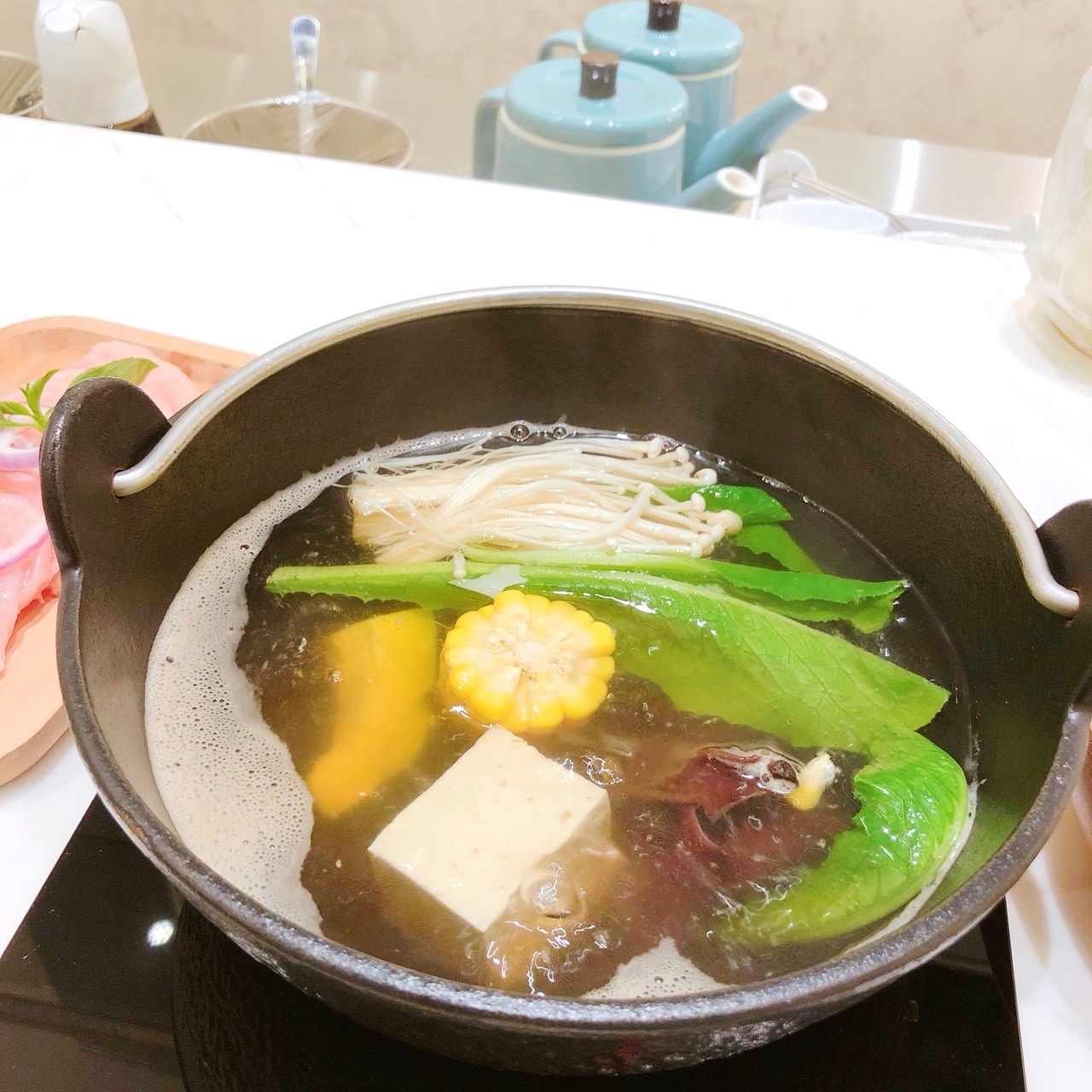 【桃園 樸食鍋物 PU SHI】低調藏身大樓文青鍋物。三小時熬煮湯頭搭配有機菜盤、新鮮食材