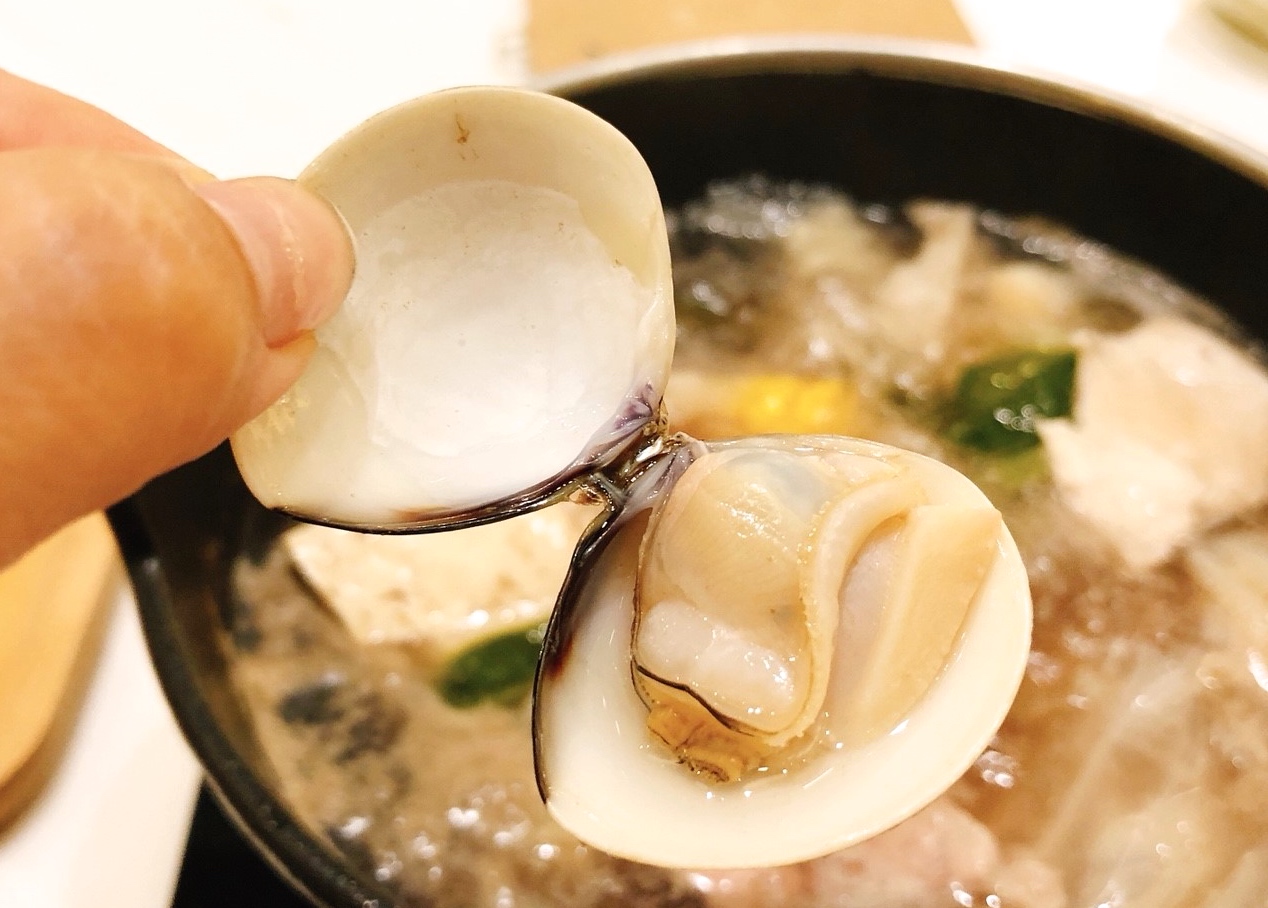 【桃園 樸食鍋物 PU SHI】低調藏身大樓文青鍋物。三小時熬煮湯頭搭配有機菜盤、新鮮食材