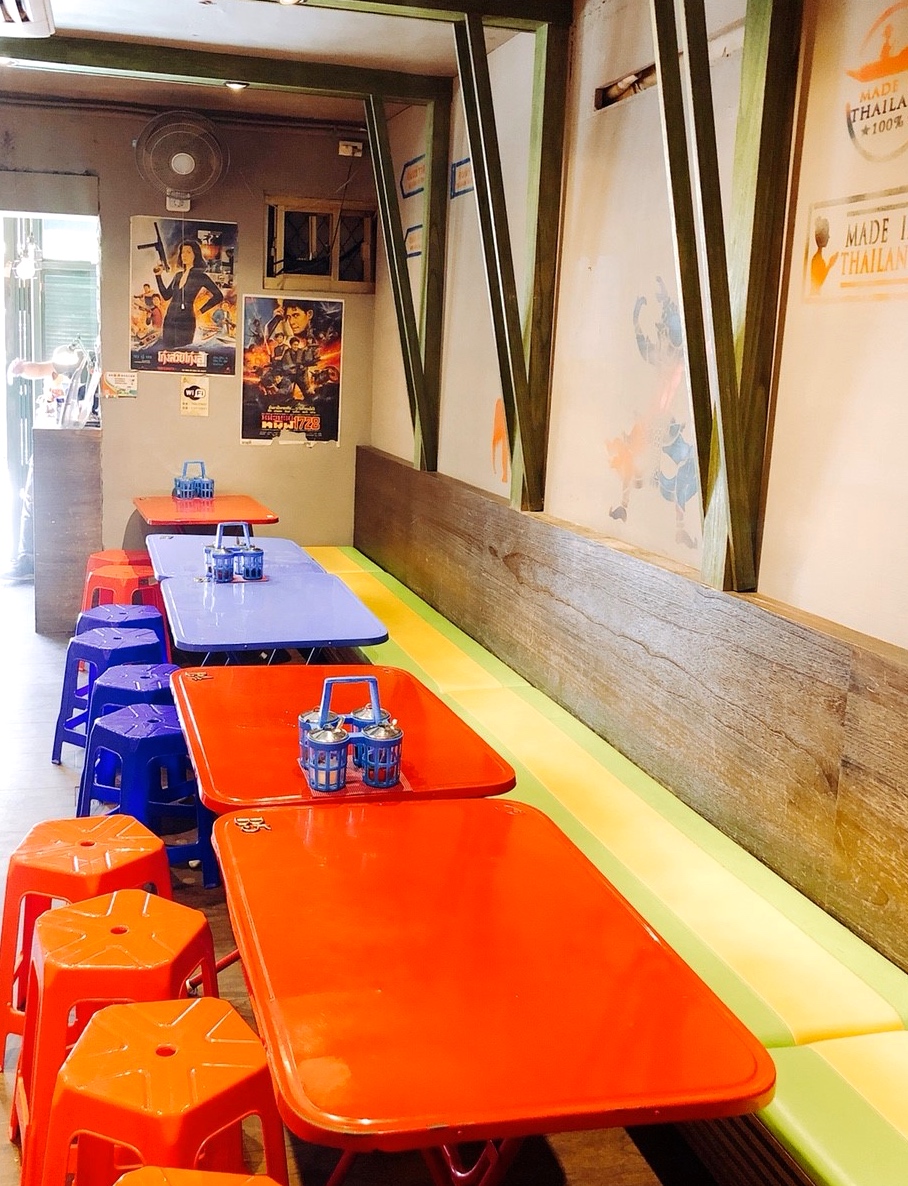 【台北 泰街頭】把泰國路邊攤小吃搬到餐館裡。阿華田醬可以滷雞腿?