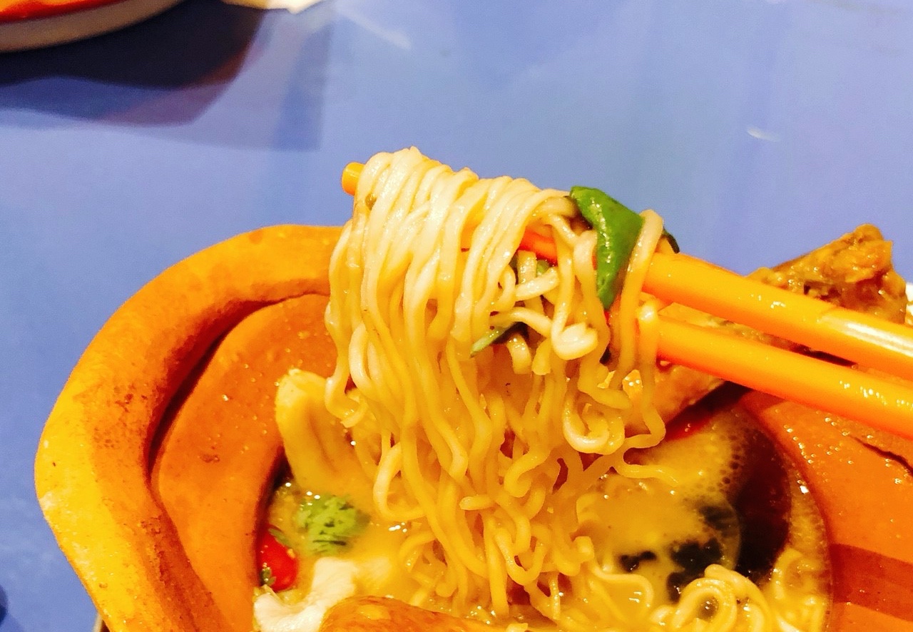 【台北 泰街頭】把泰國路邊攤小吃搬到餐館裡。阿華田醬可以滷雞腿?