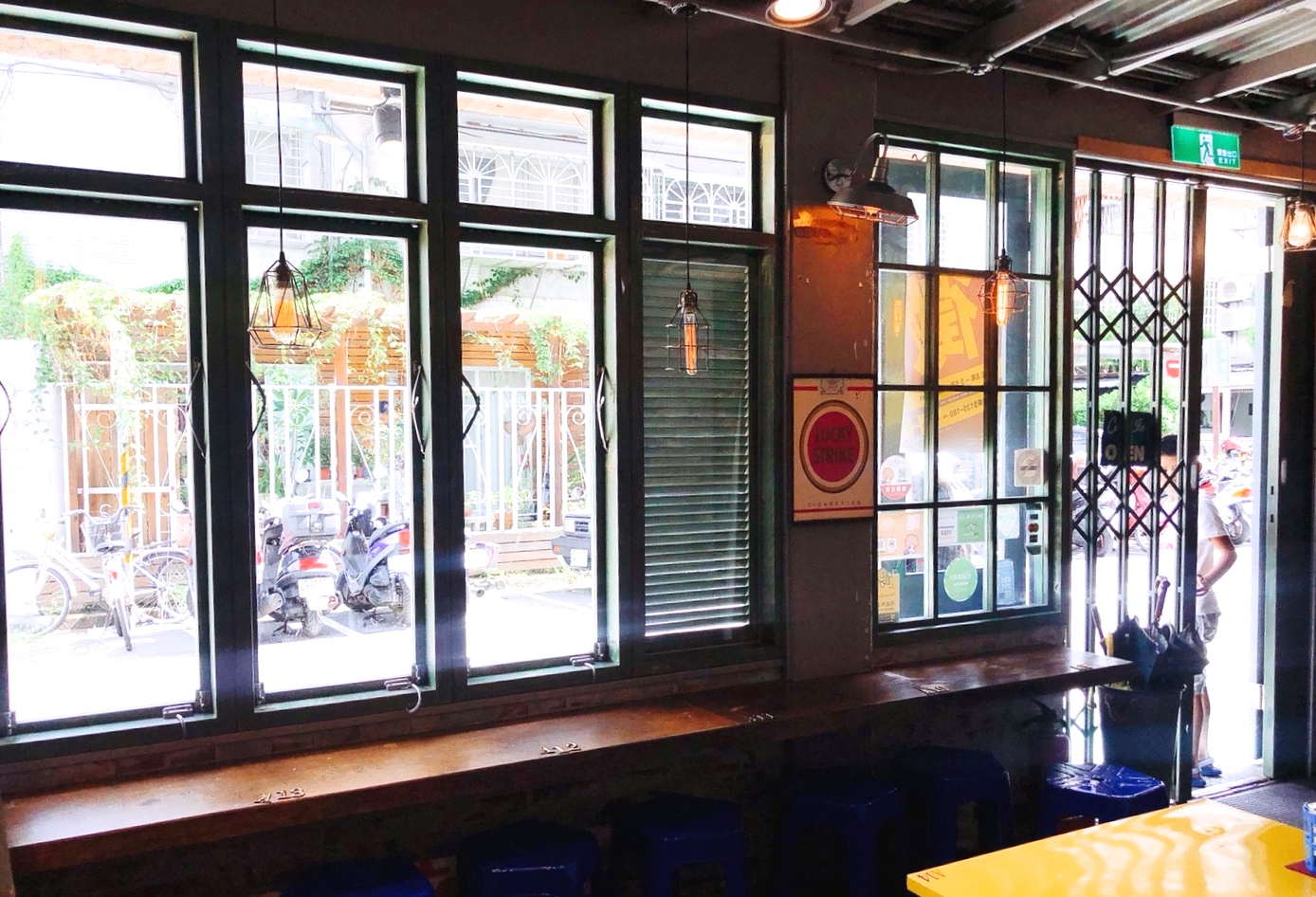 【台北 泰街頭】把泰國路邊攤小吃搬到餐館裡。阿華田醬可以滷雞腿?