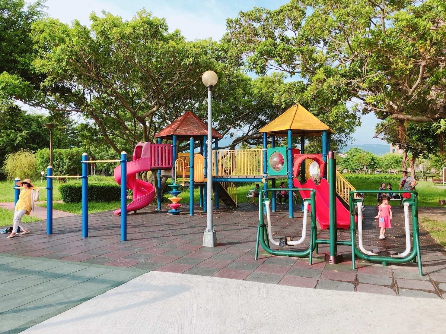 【新北 集賢環保公園】重陽重劃區新公園。超刺激「站立&座椅式滑索」、獨角鯨沙坑