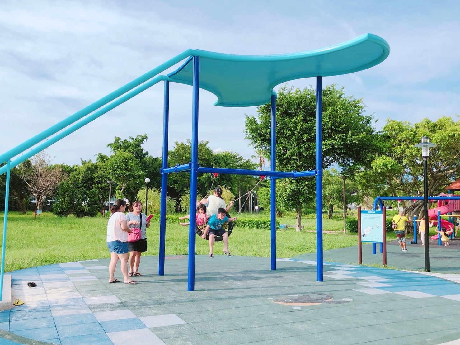 【新北 集賢環保公園】重陽重劃區新公園。超刺激「站立&座椅式滑索」、獨角鯨沙坑