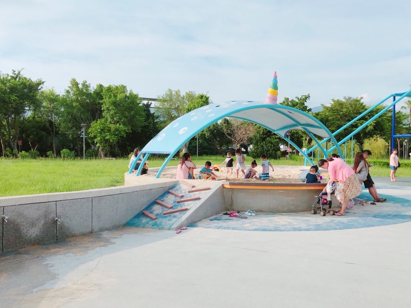 【新北 集賢環保公園】重陽重劃區新公園。超刺激「站立&座椅式滑索」、獨角鯨沙坑