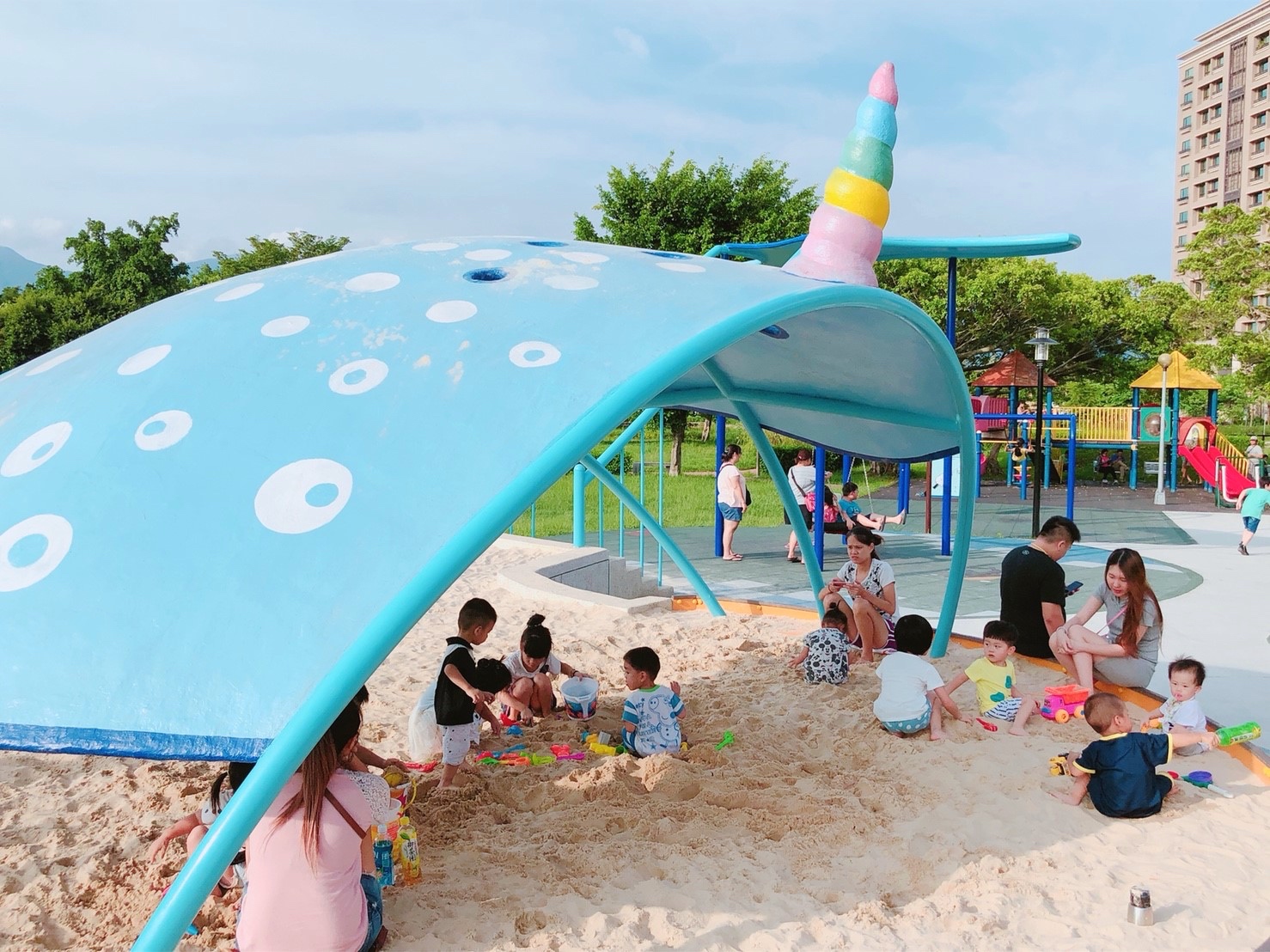 【新北 集賢環保公園】重陽重劃區新公園。超刺激「站立&座椅式滑索」、獨角鯨沙坑