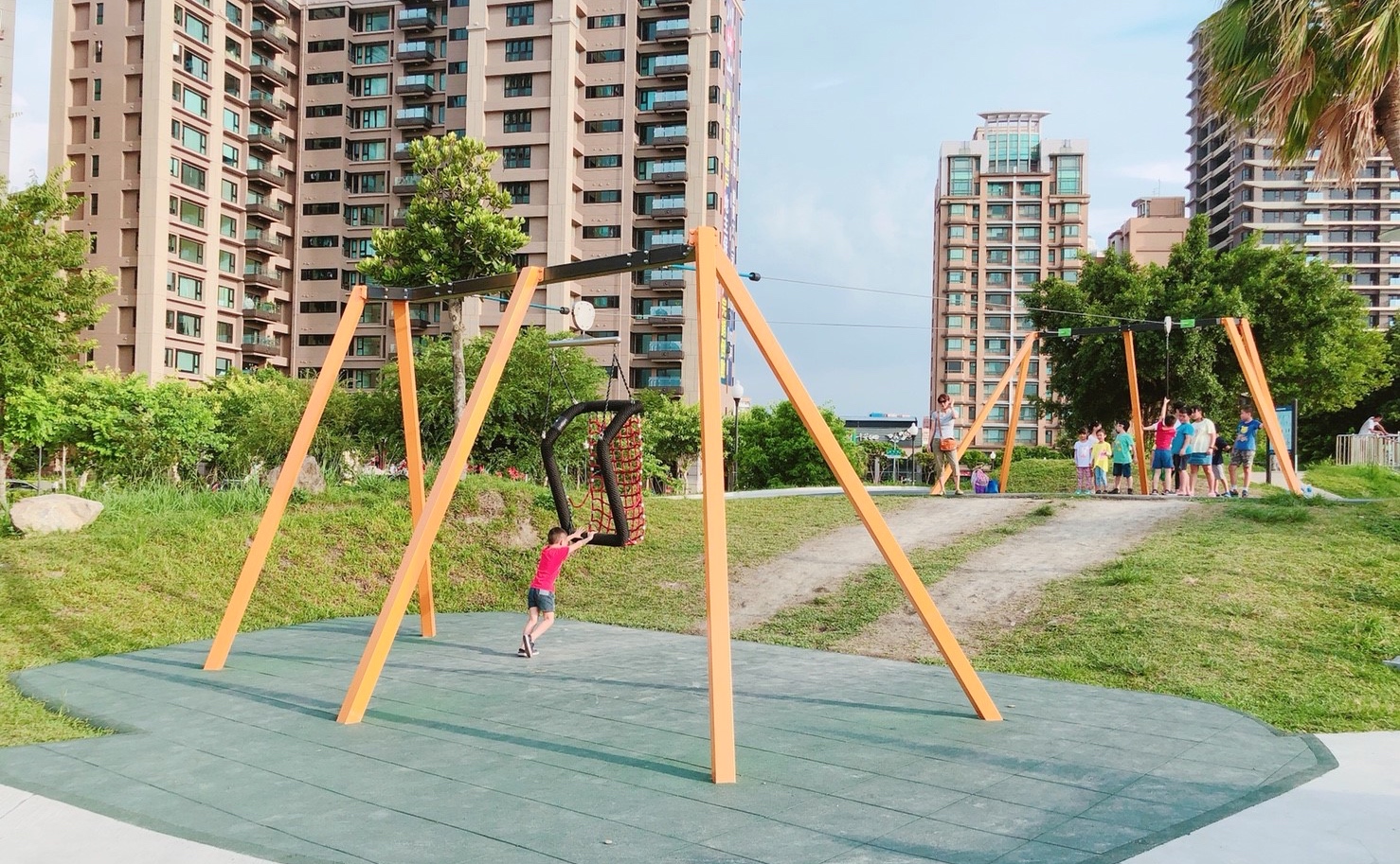 【新北 集賢環保公園】重陽重劃區新公園。超刺激「站立&座椅式滑索」、獨角鯨沙坑