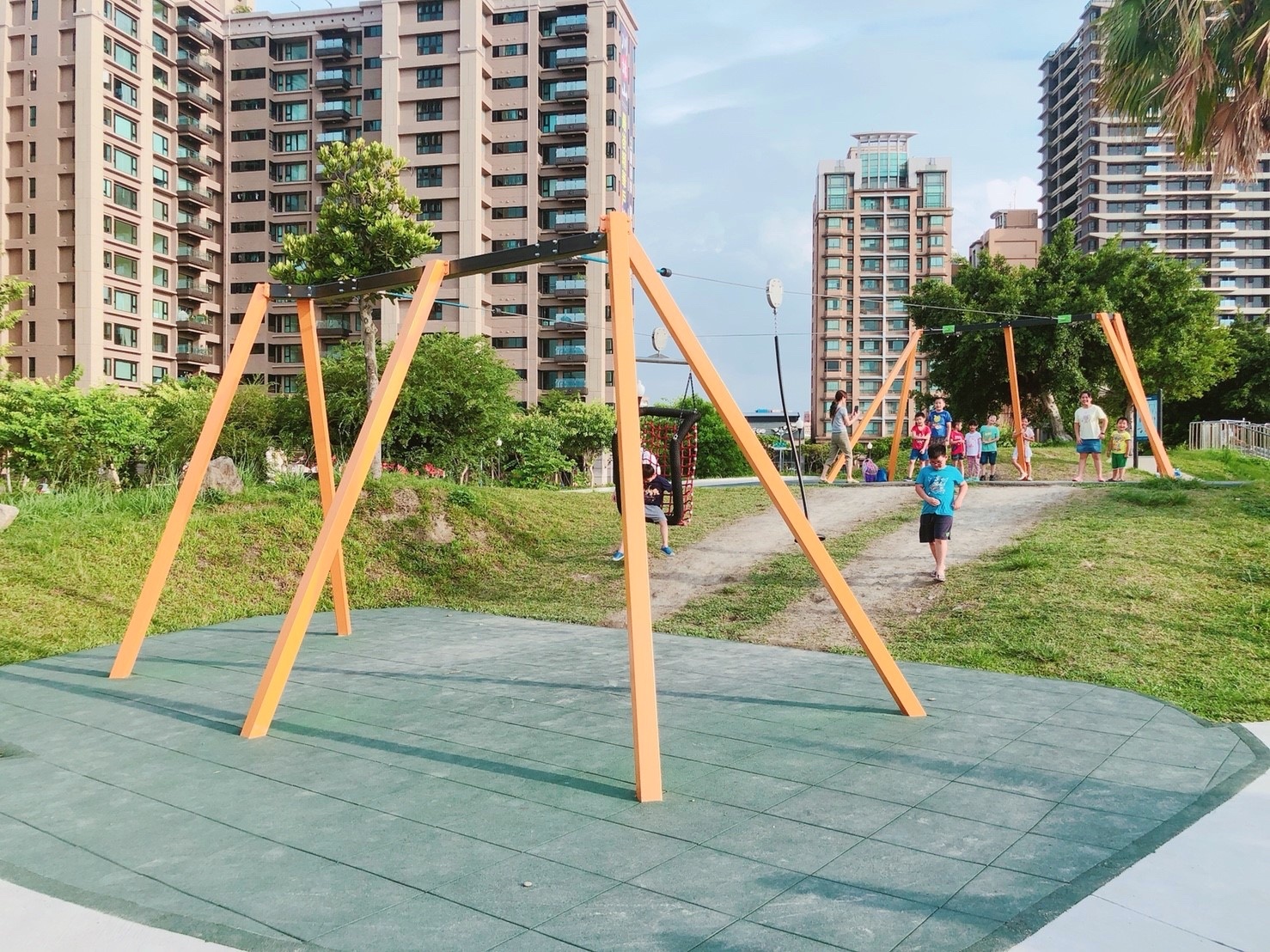【新北 集賢環保公園】重陽重劃區新公園。超刺激「站立&座椅式滑索」、獨角鯨沙坑