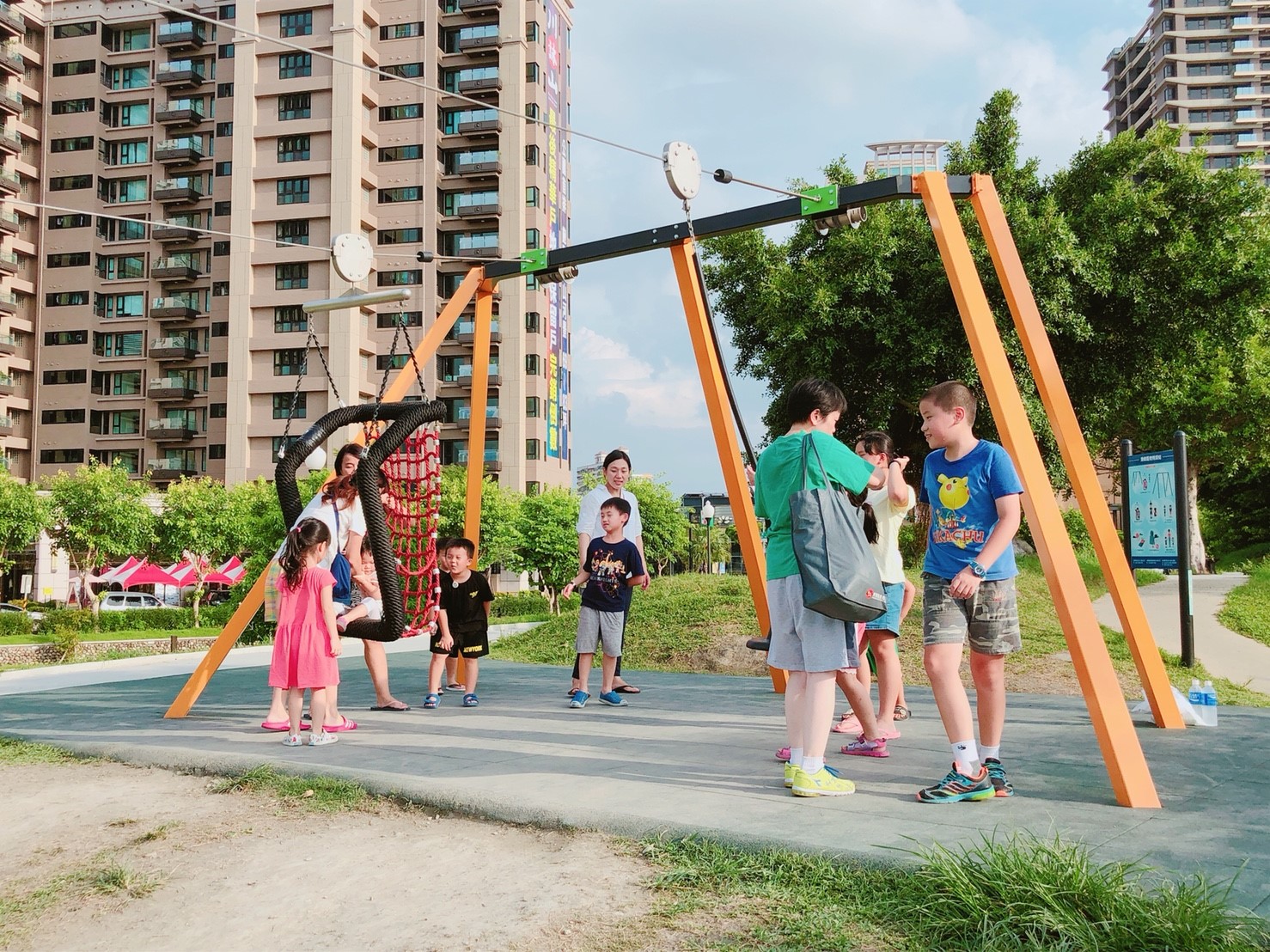 【新北 集賢環保公園】重陽重劃區新公園。超刺激「站立&座椅式滑索」、獨角鯨沙坑