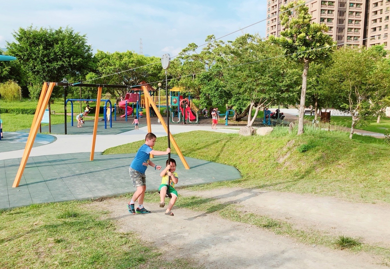 【新北 集賢環保公園】重陽重劃區新公園。超刺激「站立&座椅式滑索」、獨角鯨沙坑