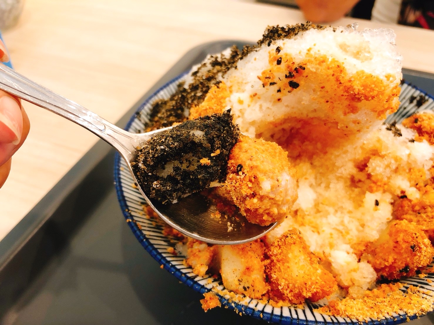 【新北 呷冰食堂】藏匿林口老街冰食堂。冰Q燒麻糬「軟Ｑ、香醇、不膩口」