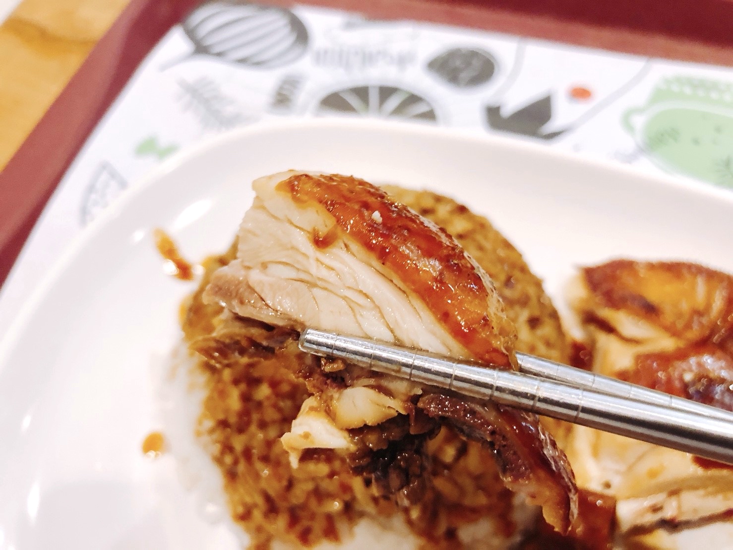 【桃園 了凡油雞飯‧麵】世界首家米其林一星小販。100元就可嚐到招牌「油雞飯」