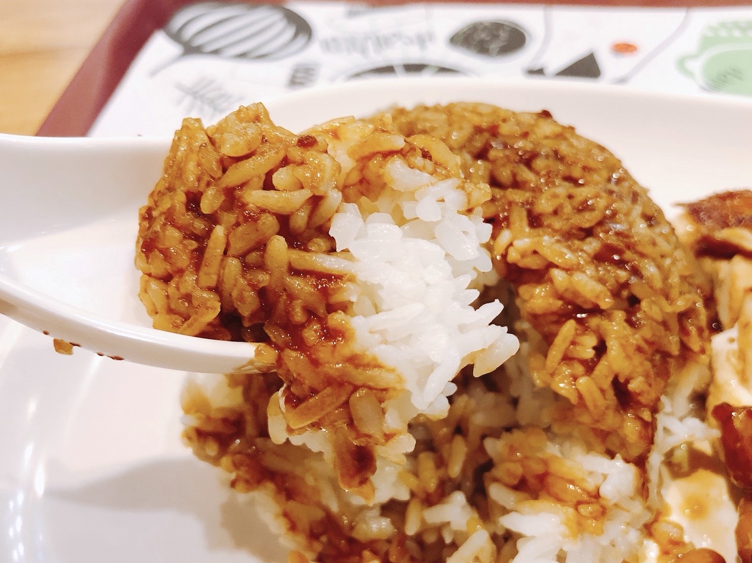 【桃園 了凡油雞飯‧麵】世界首家米其林一星小販。100元就可嚐到招牌「油雞飯」