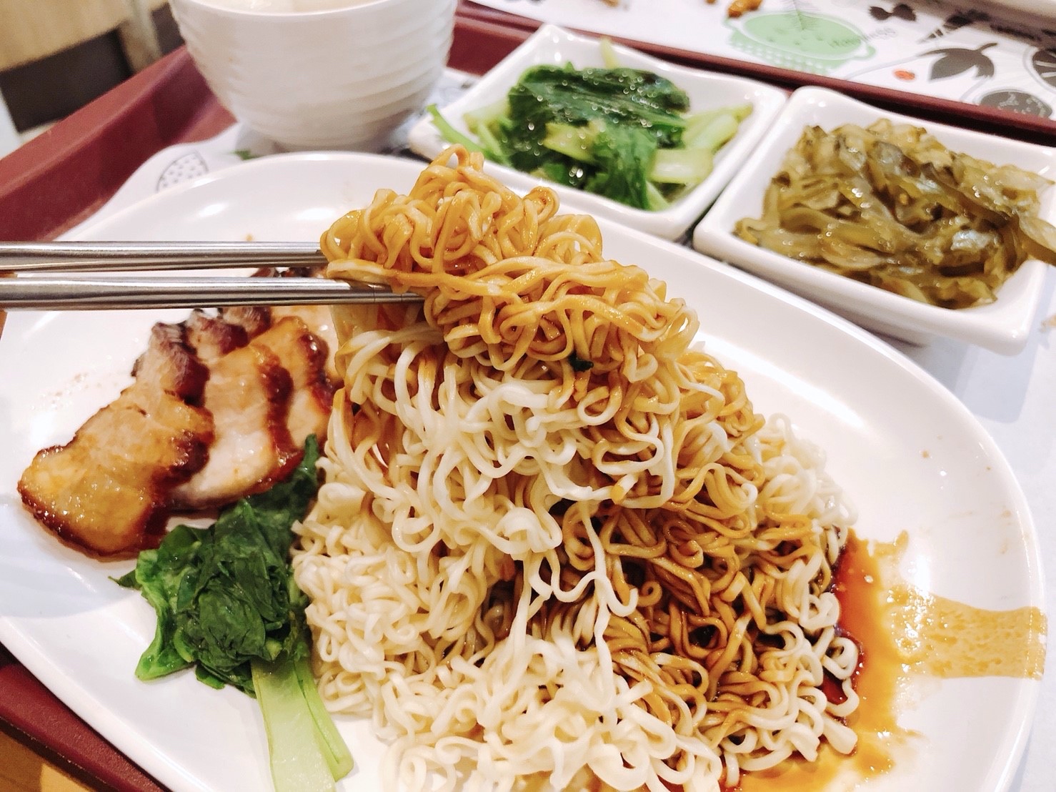 【桃園 了凡油雞飯‧麵】世界首家米其林一星小販。100元就可嚐到招牌「油雞飯」