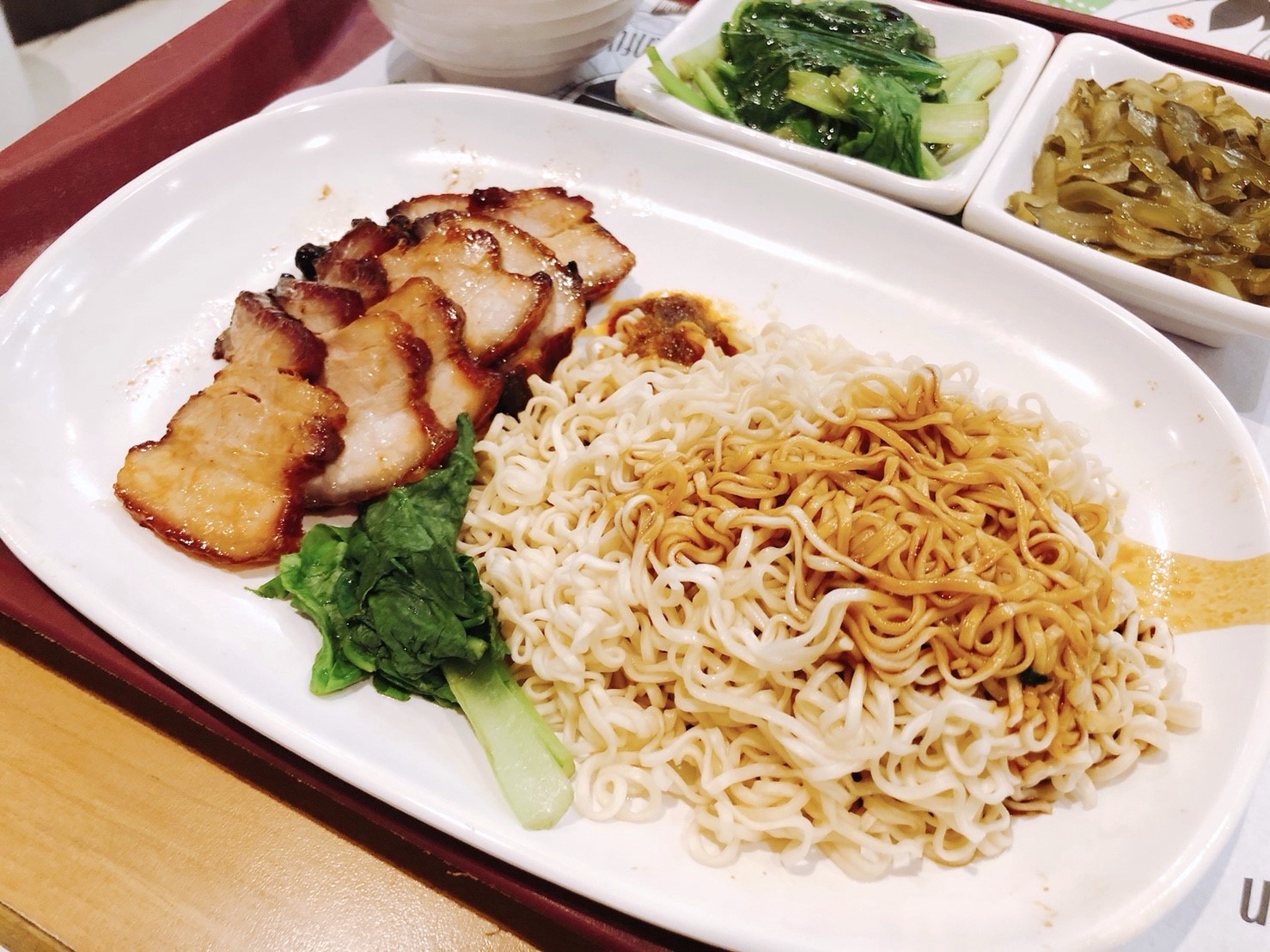 【桃園 了凡油雞飯‧麵】世界首家米其林一星小販。100元就可嚐到招牌「油雞飯」