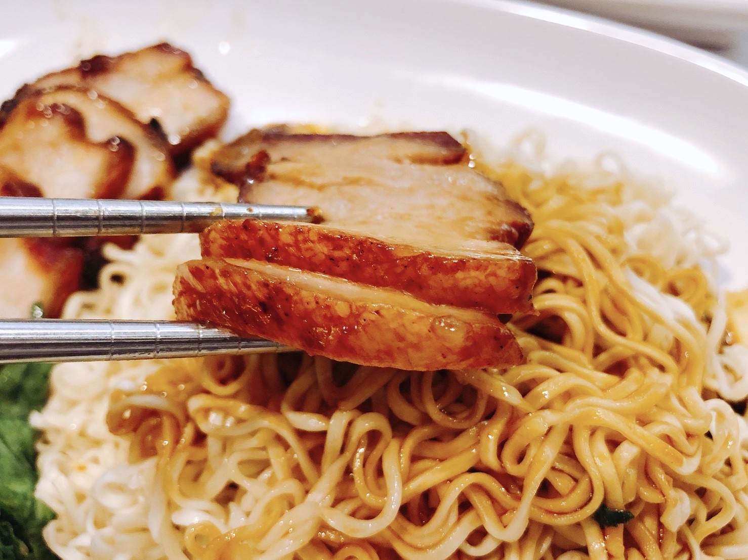 【桃園 了凡油雞飯‧麵】世界首家米其林一星小販。100元就可嚐到招牌「油雞飯」