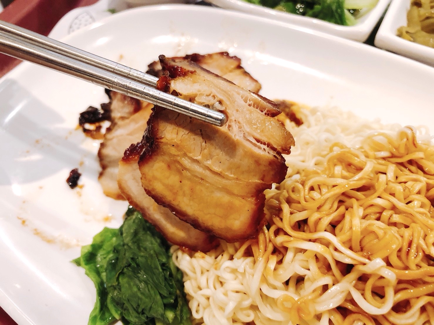【桃園 了凡油雞飯‧麵】世界首家米其林一星小販。100元就可嚐到招牌「油雞飯」