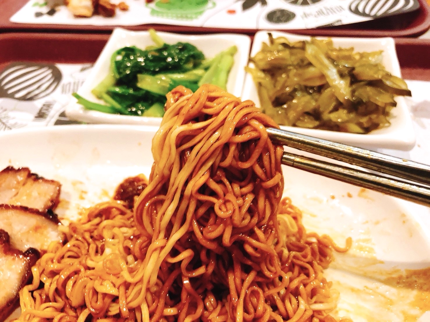 【桃園 了凡油雞飯‧麵】世界首家米其林一星小販。100元就可嚐到招牌「油雞飯」