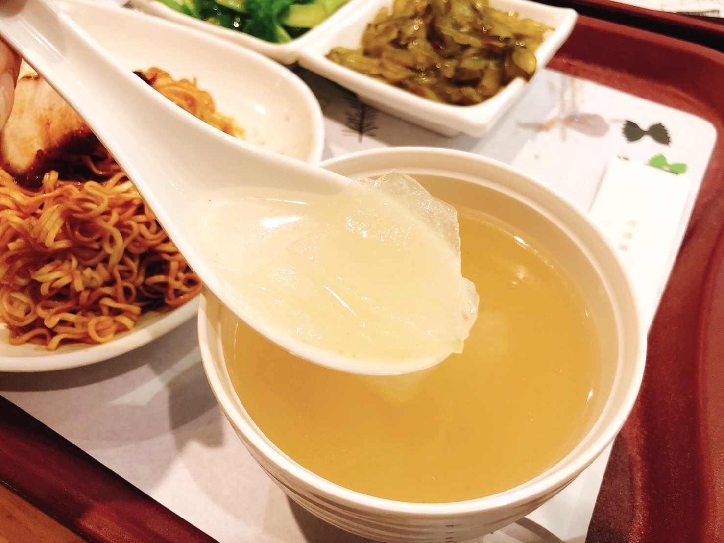【桃園 了凡油雞飯‧麵】世界首家米其林一星小販。100元就可嚐到招牌「油雞飯」