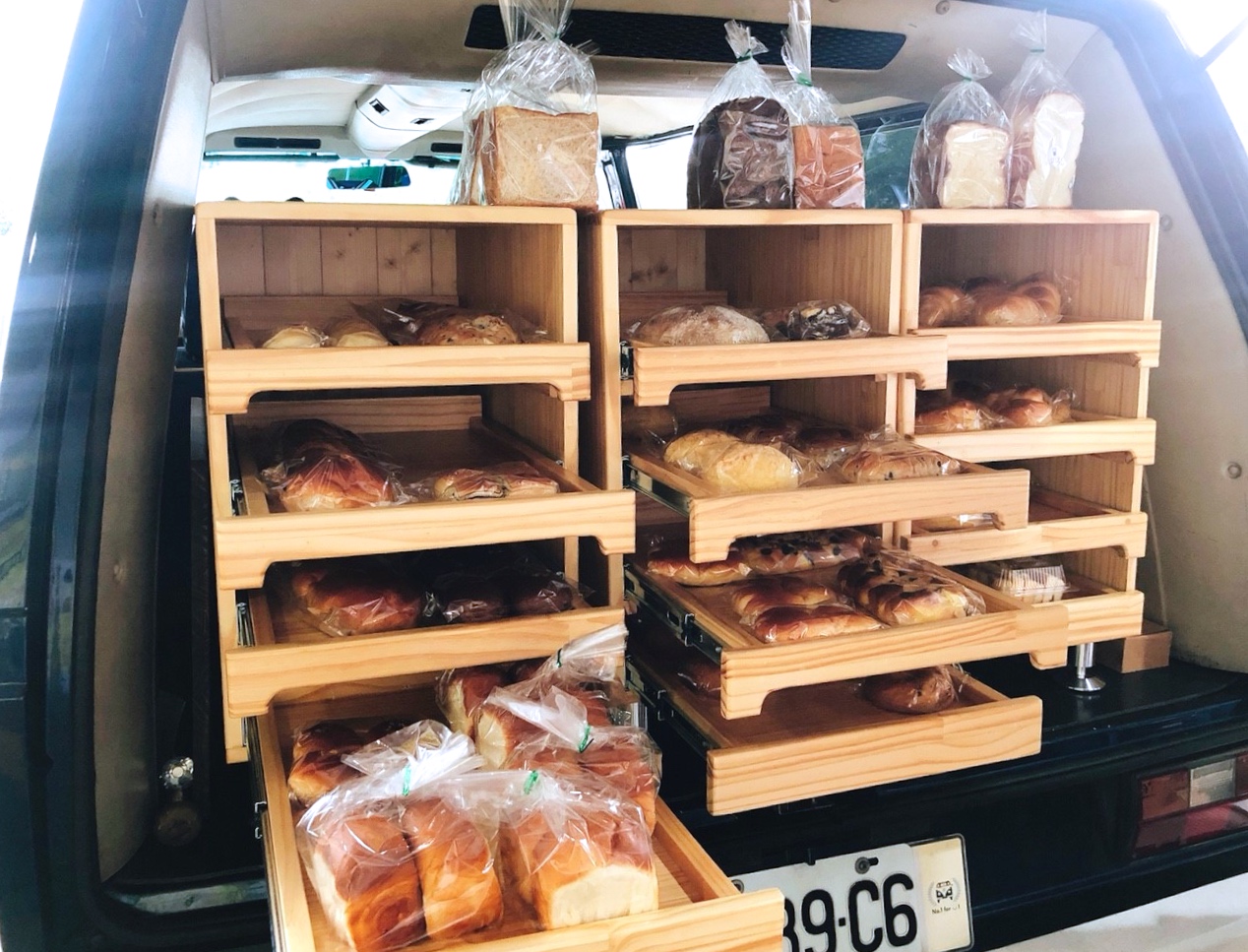 【桃園 T3幸福麵包巴士】安德尼斯復古車趴趴走。歐式台式麵包限量販售