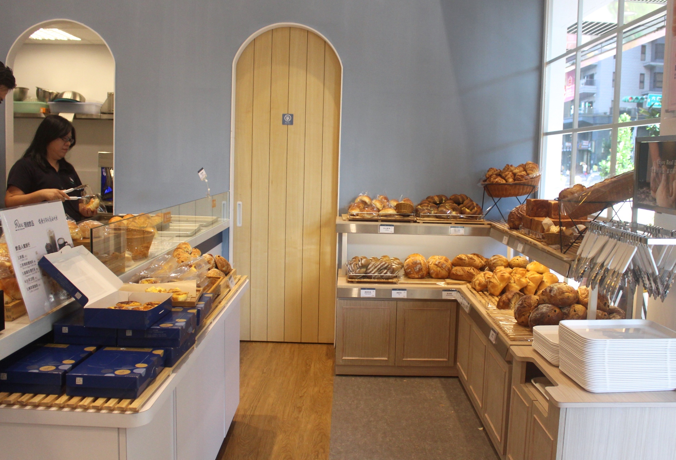 【桃園 REAL真‧CAFÉ‧BREAD】新型態麵包時尚店。鎮店之寶「酒釀桂圓」歐式麵包超美味！