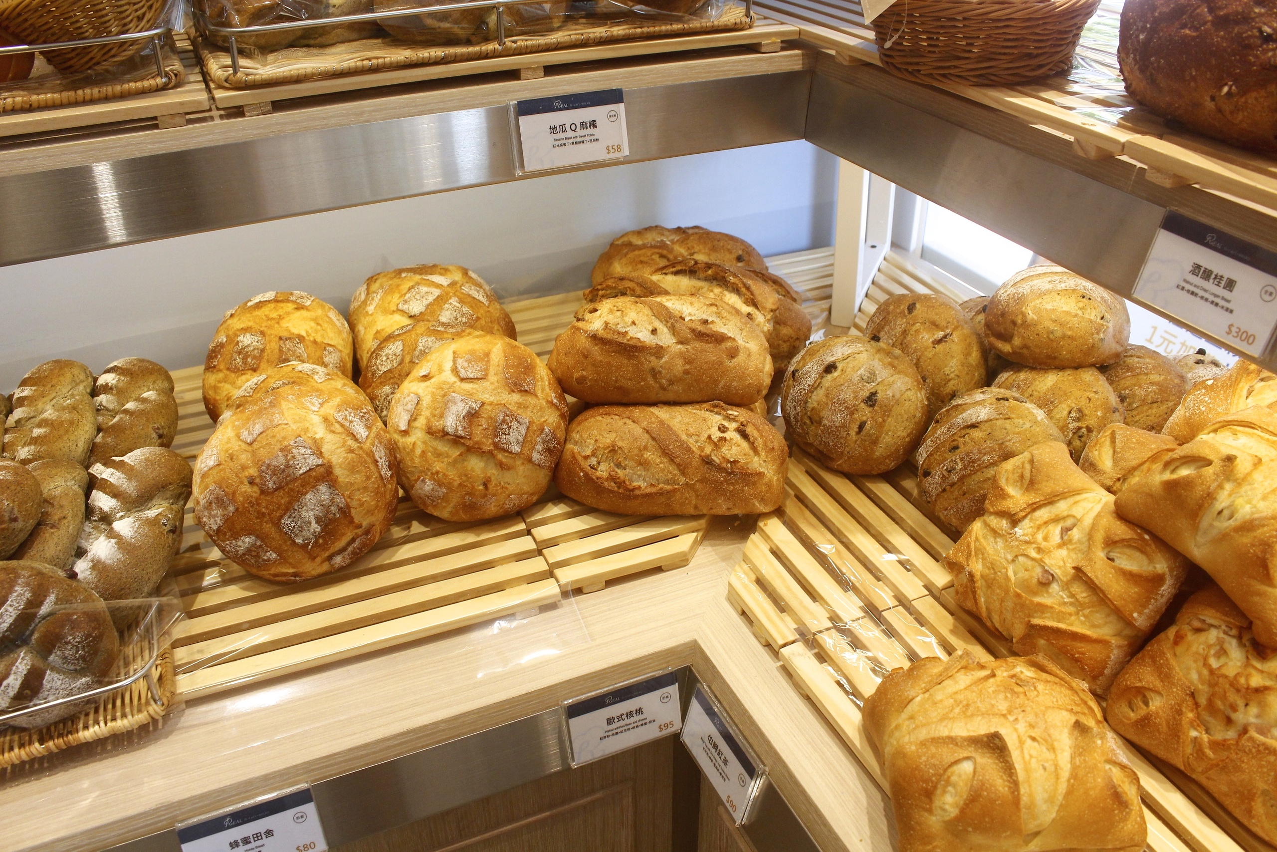 【桃園 REAL真‧CAFÉ‧BREAD】新型態麵包時尚店。鎮店之寶「酒釀桂圓」歐式麵包超美味！