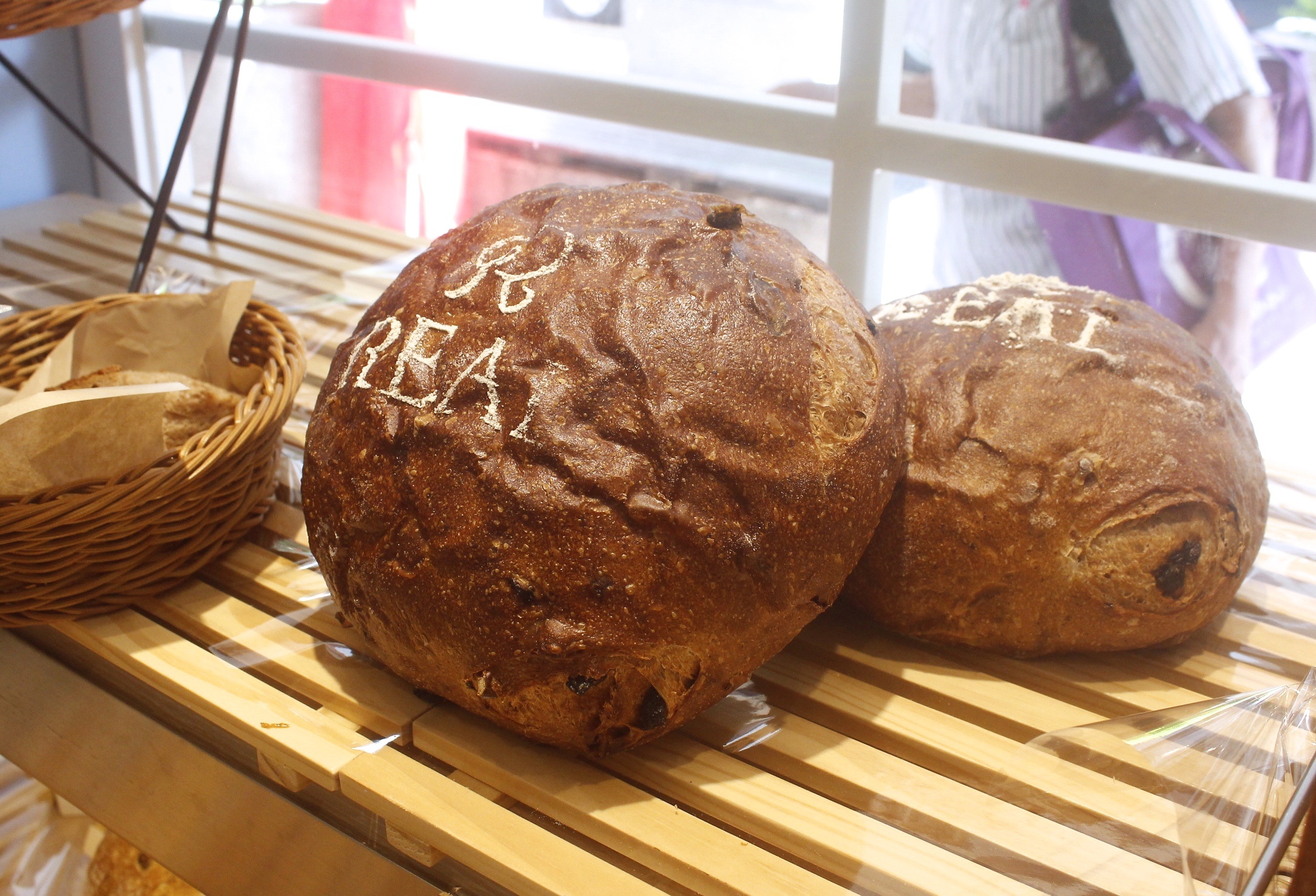【桃園 REAL真‧CAFÉ‧BREAD】新型態麵包時尚店。鎮店之寶「酒釀桂圓」歐式麵包超美味！
