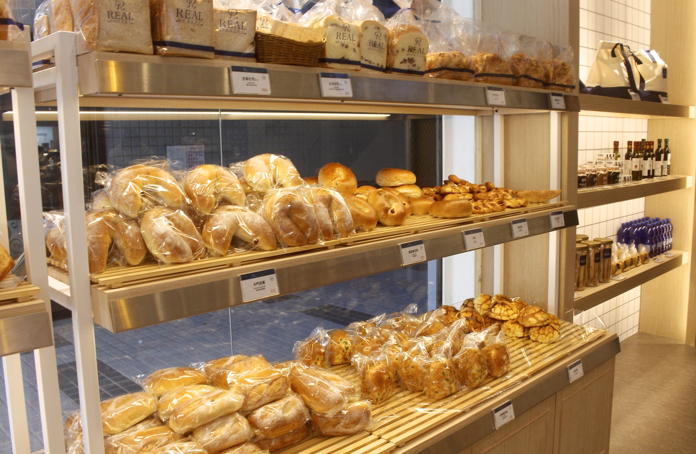 【桃園 REAL真‧CAFÉ‧BREAD】新型態麵包時尚店。鎮店之寶「酒釀桂圓」歐式麵包超美味！