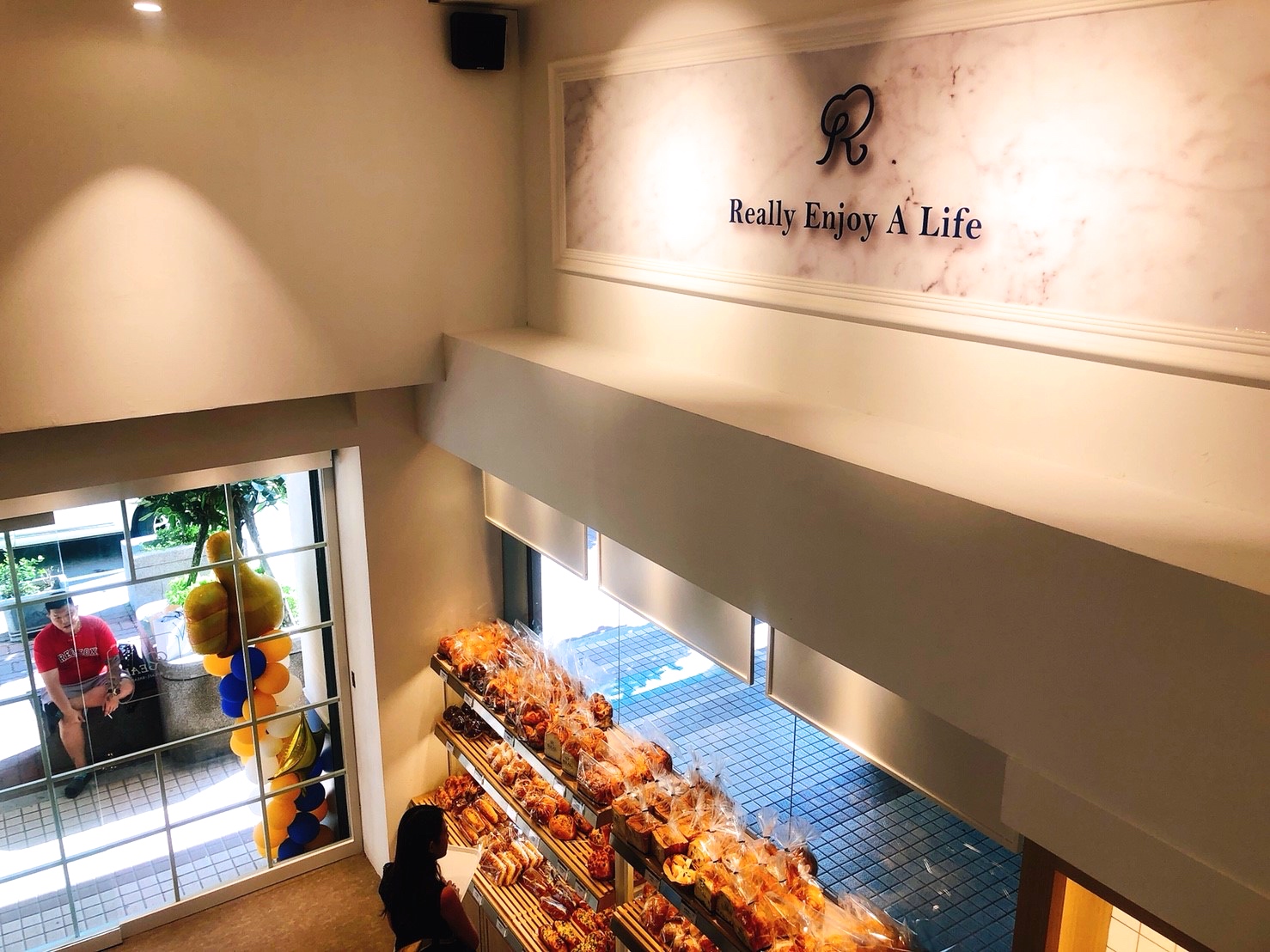 【桃園 REAL真‧CAFÉ‧BREAD】新型態麵包時尚店。鎮店之寶「酒釀桂圓」歐式麵包超美味！