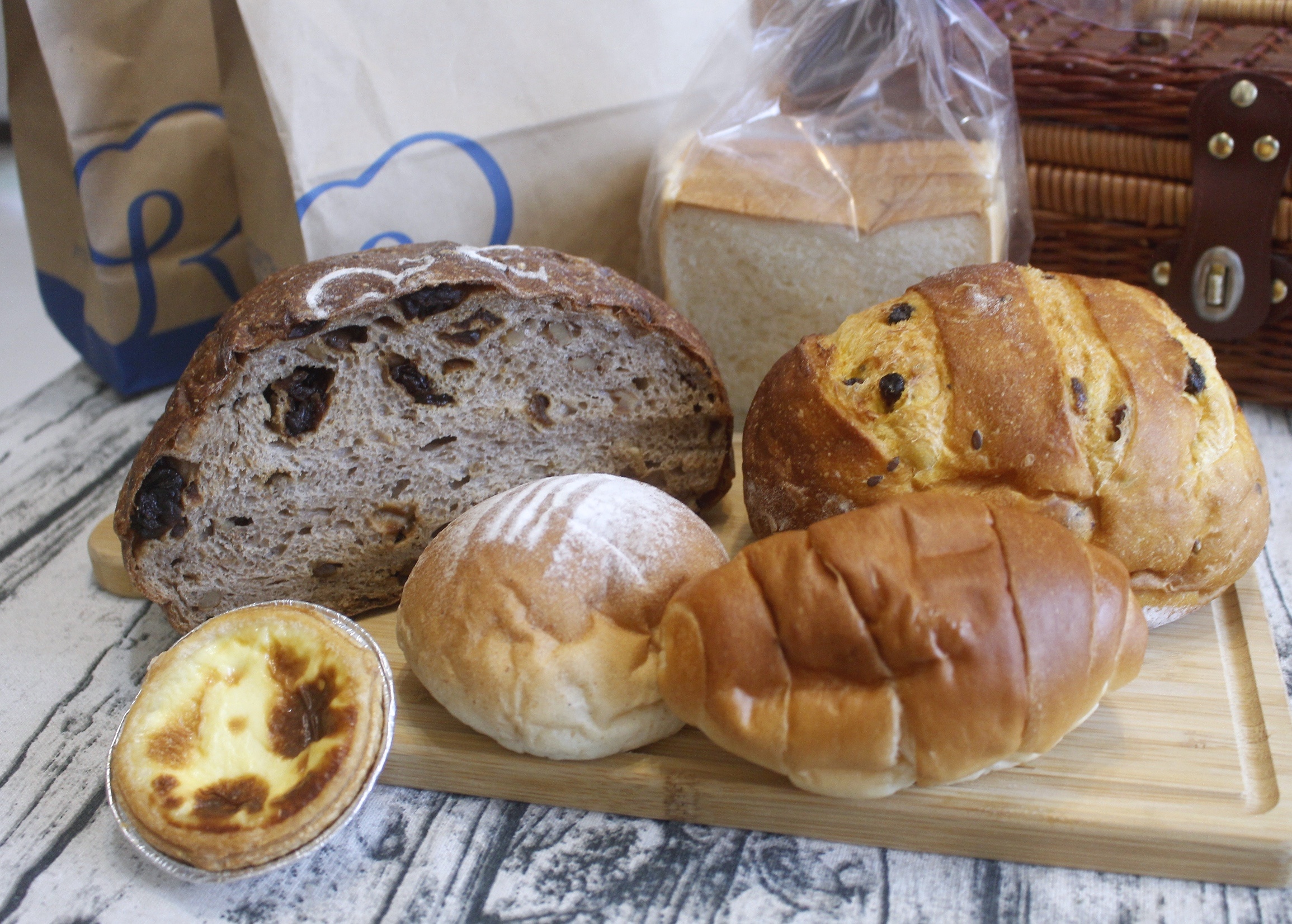 【桃園 REAL真‧CAFÉ‧BREAD】新型態麵包時尚店。鎮店之寶「酒釀桂圓」歐式麵包超美味！