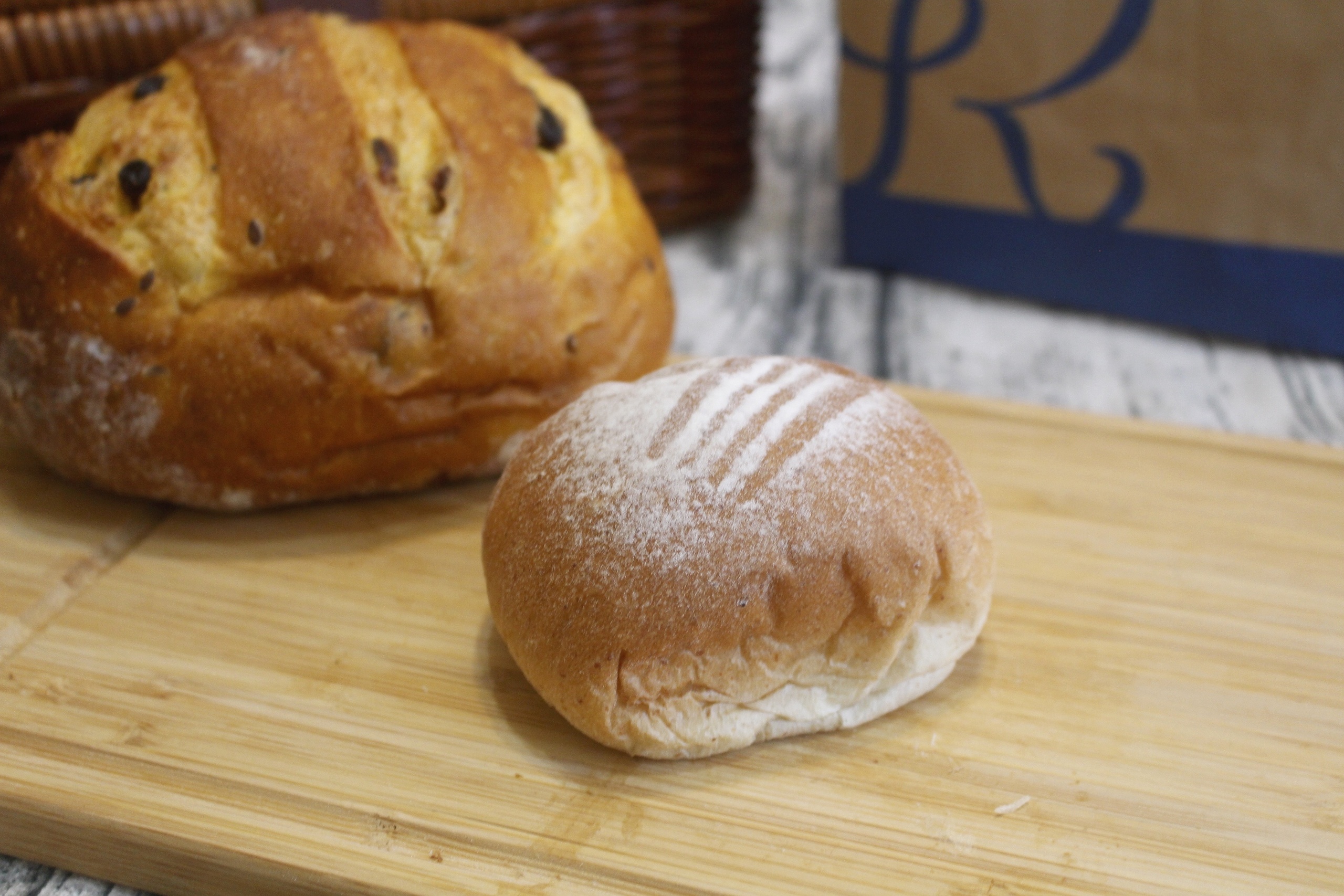 【桃園 REAL真‧CAFÉ‧BREAD】新型態麵包時尚店。鎮店之寶「酒釀桂圓」歐式麵包超美味！