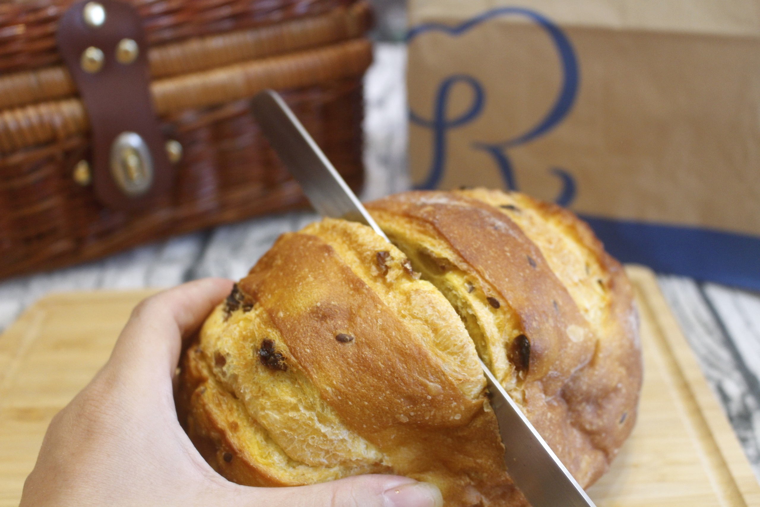【桃園 REAL真‧CAFÉ‧BREAD】新型態麵包時尚店。鎮店之寶「酒釀桂圓」歐式麵包超美味！
