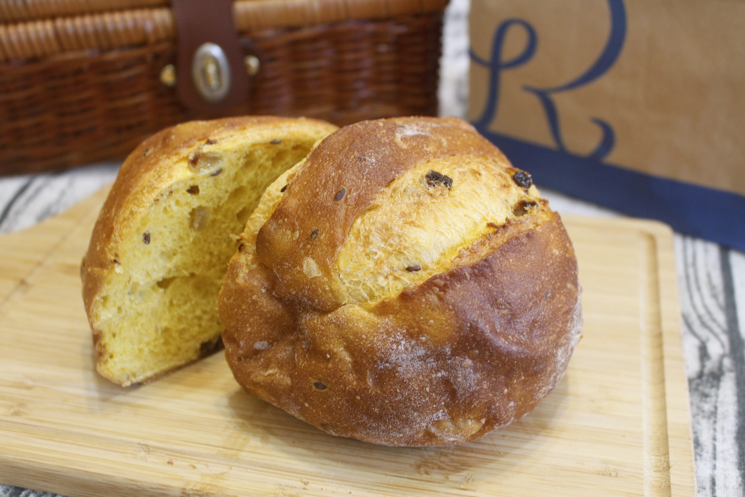 【桃園 REAL真‧CAFÉ‧BREAD】新型態麵包時尚店。鎮店之寶「酒釀桂圓」歐式麵包超美味！