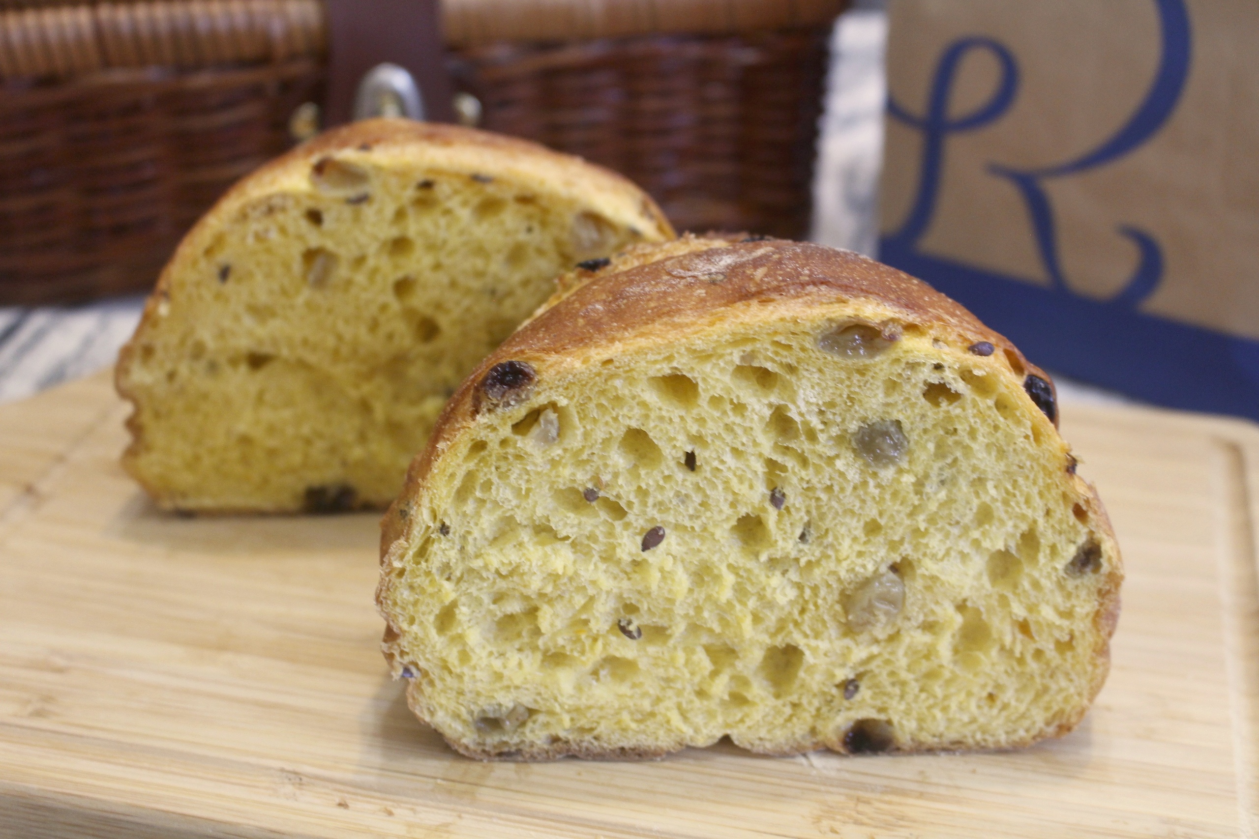 【桃園 REAL真‧CAFÉ‧BREAD】新型態麵包時尚店。鎮店之寶「酒釀桂圓」歐式麵包超美味！