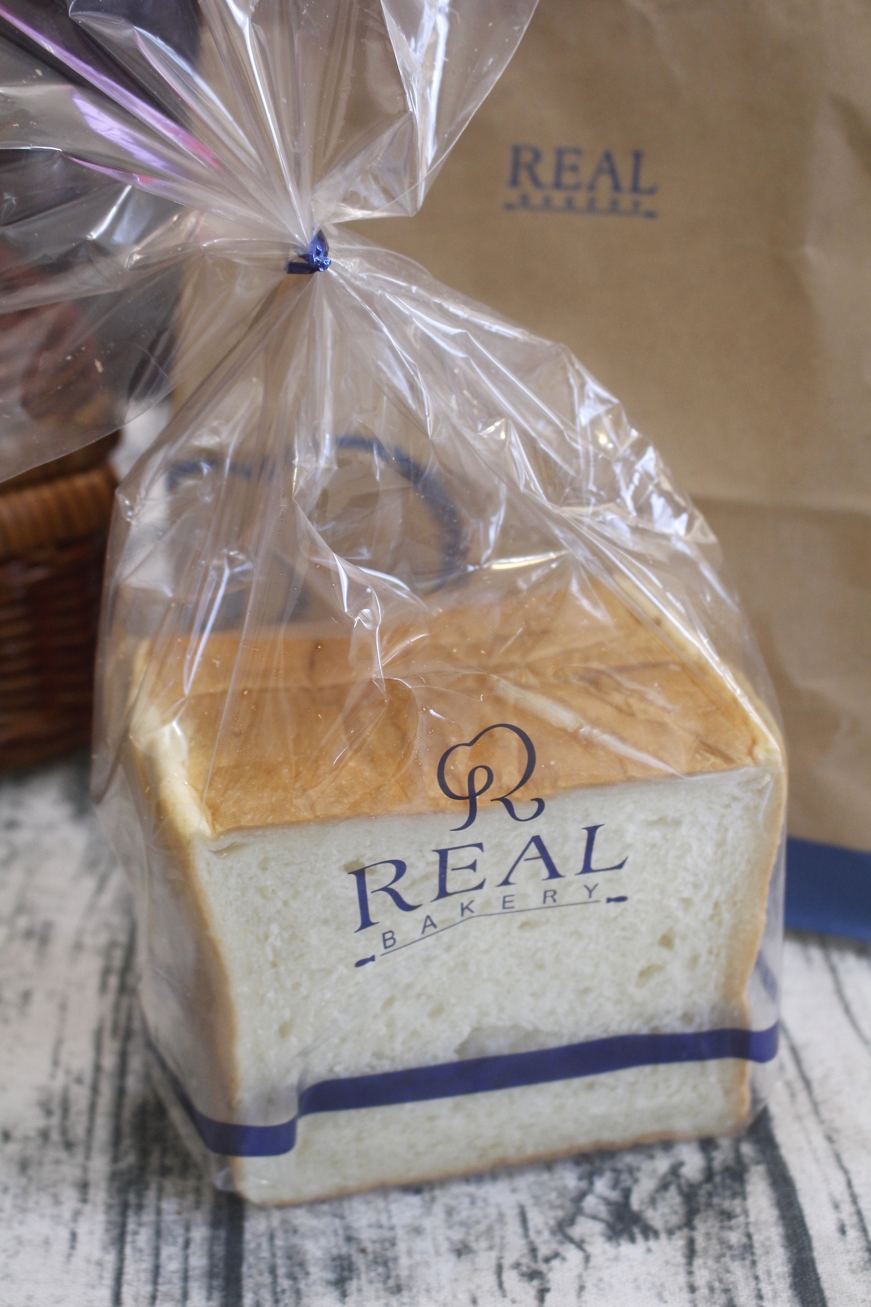 【桃園 REAL真‧CAFÉ‧BREAD】新型態麵包時尚店。鎮店之寶「酒釀桂圓」歐式麵包超美味！