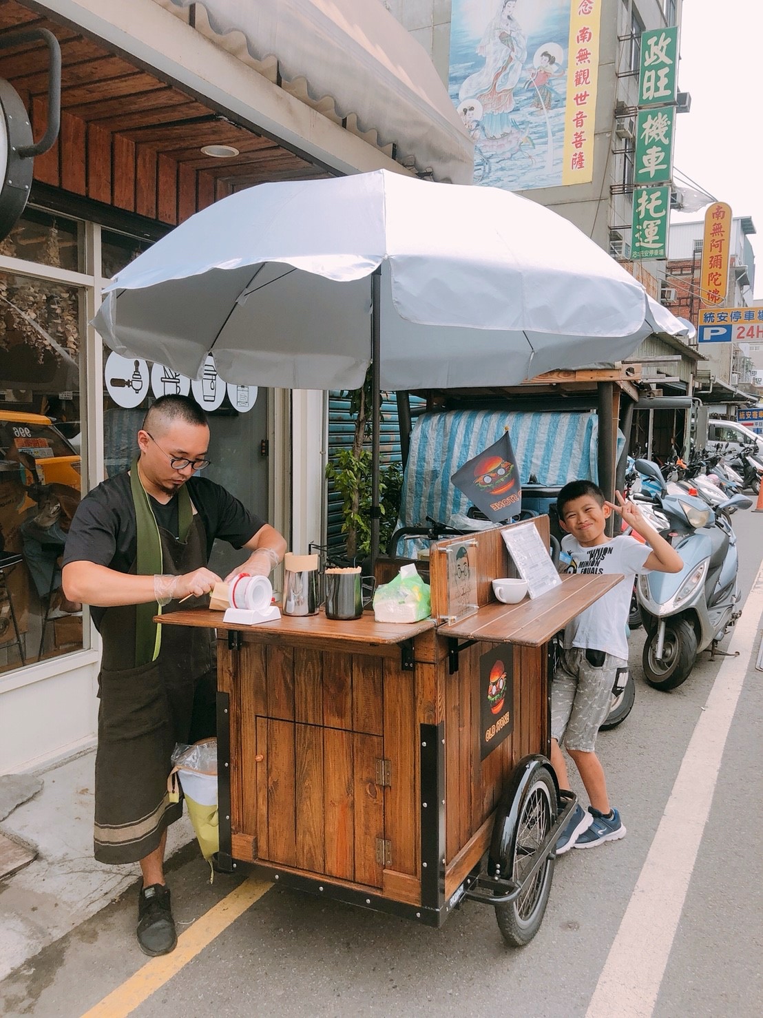 【桃園 old stone 老實漢堡】不定點出沒三輪漢堡攤車。 手拍美國牛Choice等級肉排！