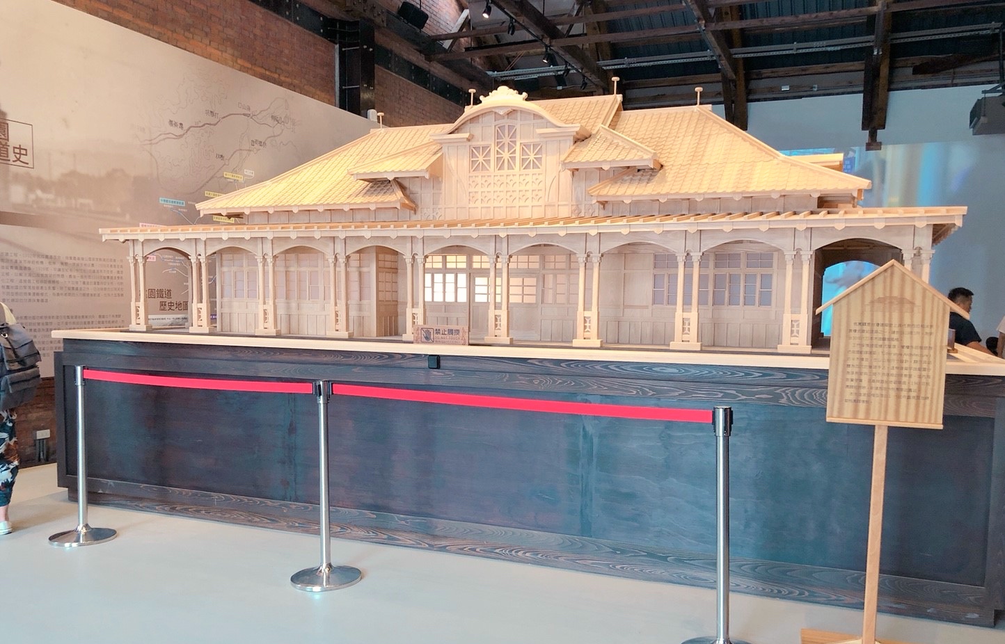 【桃園 軌道願景館】跟著桃園號小火車出發去。GOGO樂『3D媒體互動、體驗車長、益智積木』