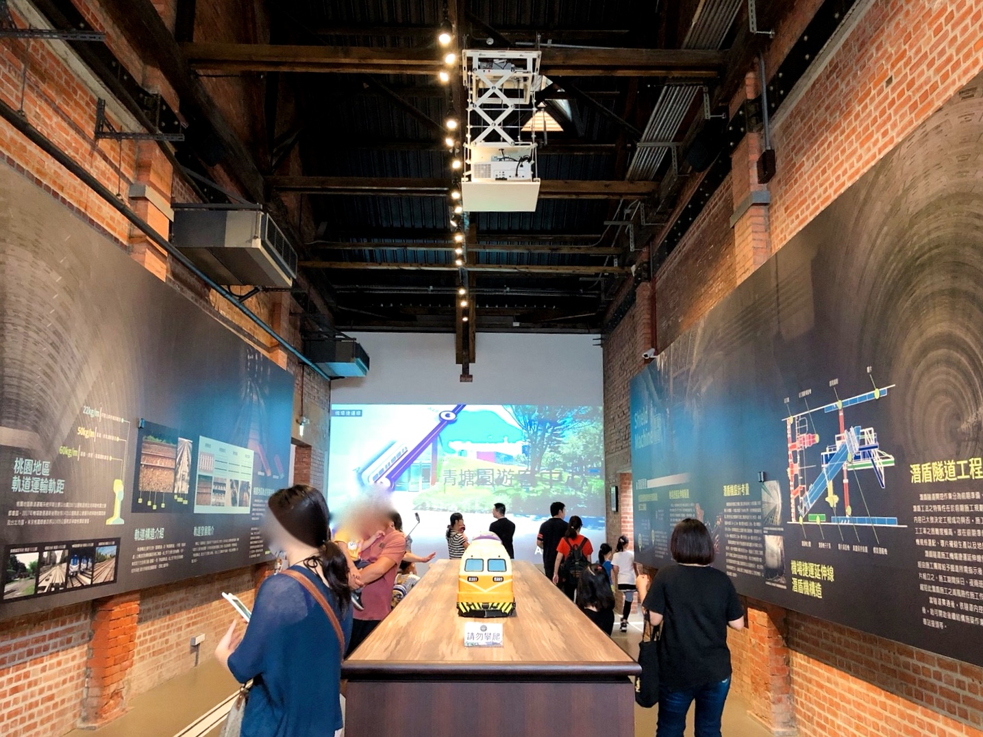 【桃園 軌道願景館】跟著桃園號小火車出發去。GOGO樂『3D媒體互動、體驗車長、益智積木』