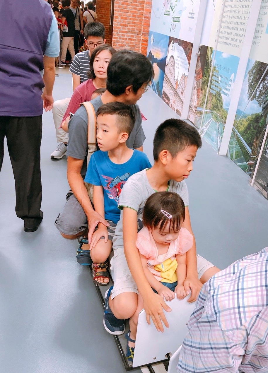【桃園 軌道願景館】跟著桃園號小火車出發去。GOGO樂『3D媒體互動、體驗車長、益智積木』