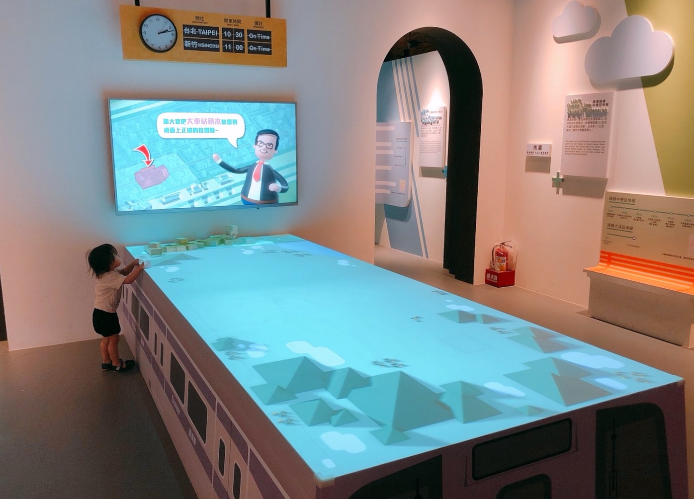 【桃園 軌道願景館】跟著桃園號小火車出發去。GOGO樂『3D媒體互動、體驗車長、益智積木』
