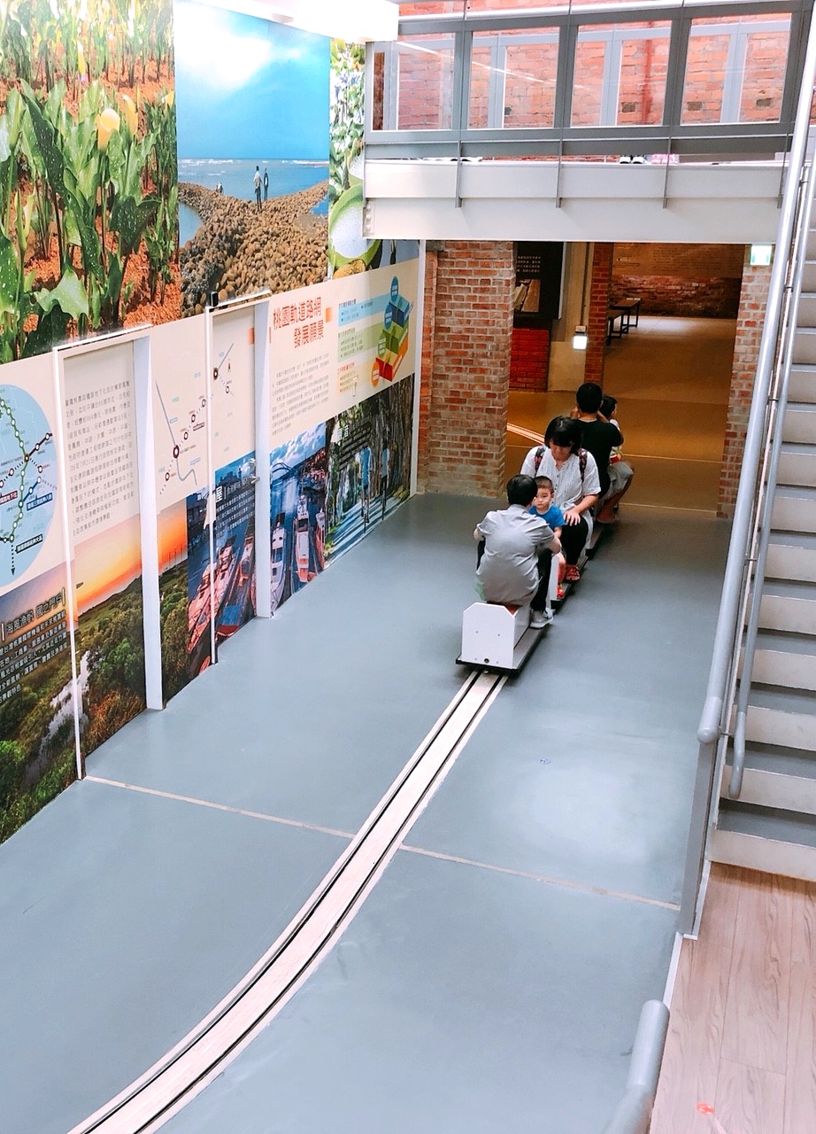 【桃園 軌道願景館】跟著桃園號小火車出發去。GOGO樂『3D媒體互動、體驗車長、益智積木』