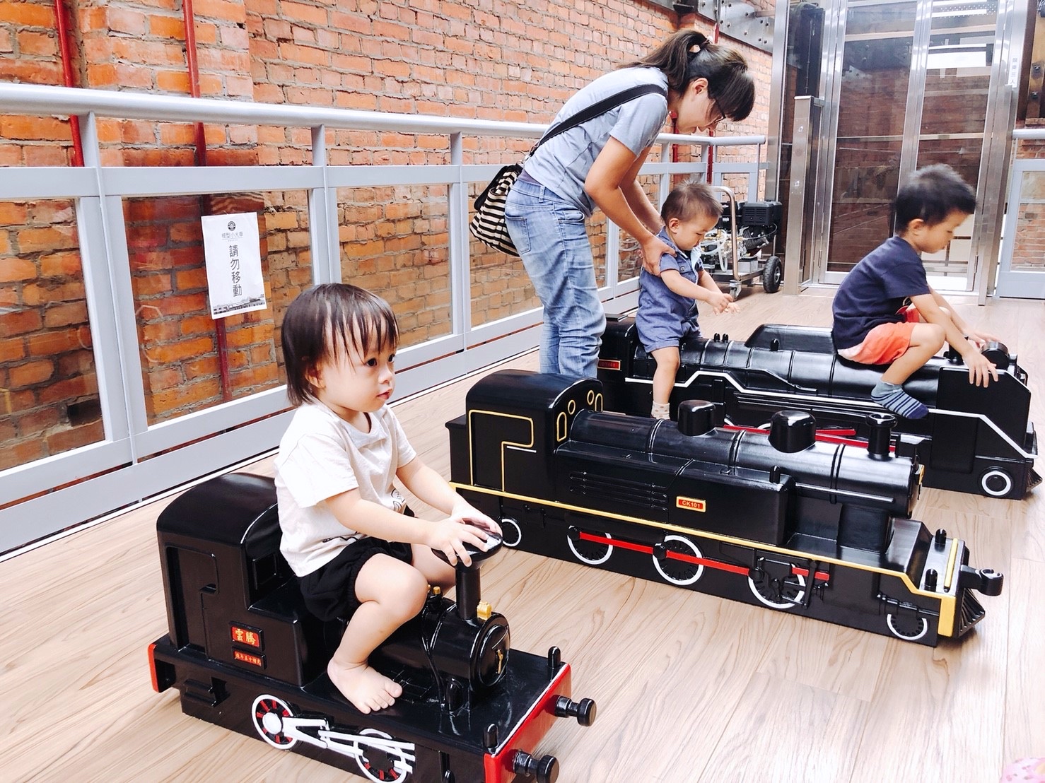 【桃園 軌道願景館】跟著桃園號小火車出發去。GOGO樂『3D媒體互動、體驗車長、益智積木』