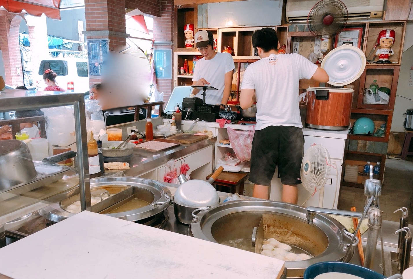【台北 老阿伯魷魚羹】傳承一甲子的古早味。綜合羹搭配手工油蔥飯值得一嚐